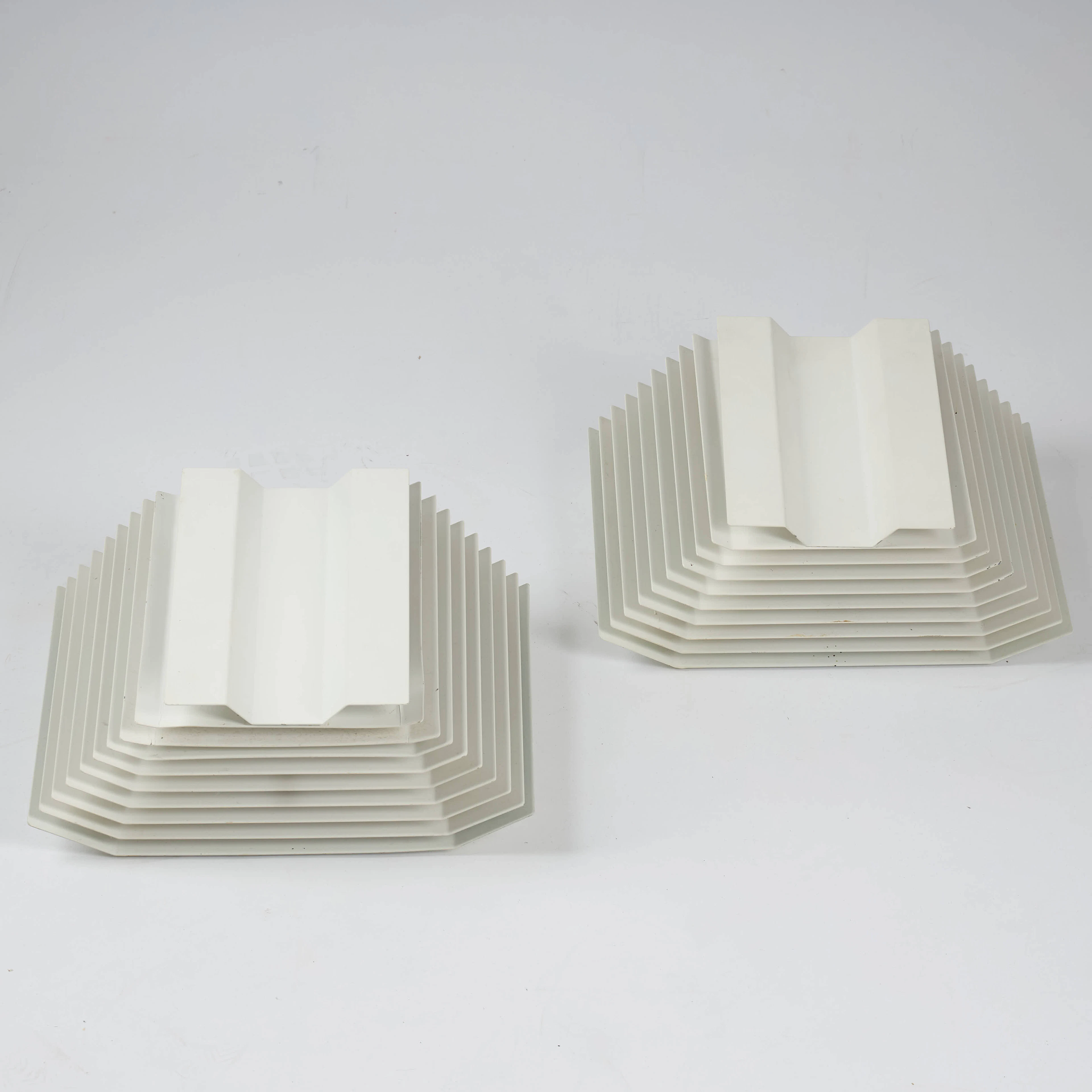 Vägglampor, ett par. 1067-1, Valisinpaja Oy.