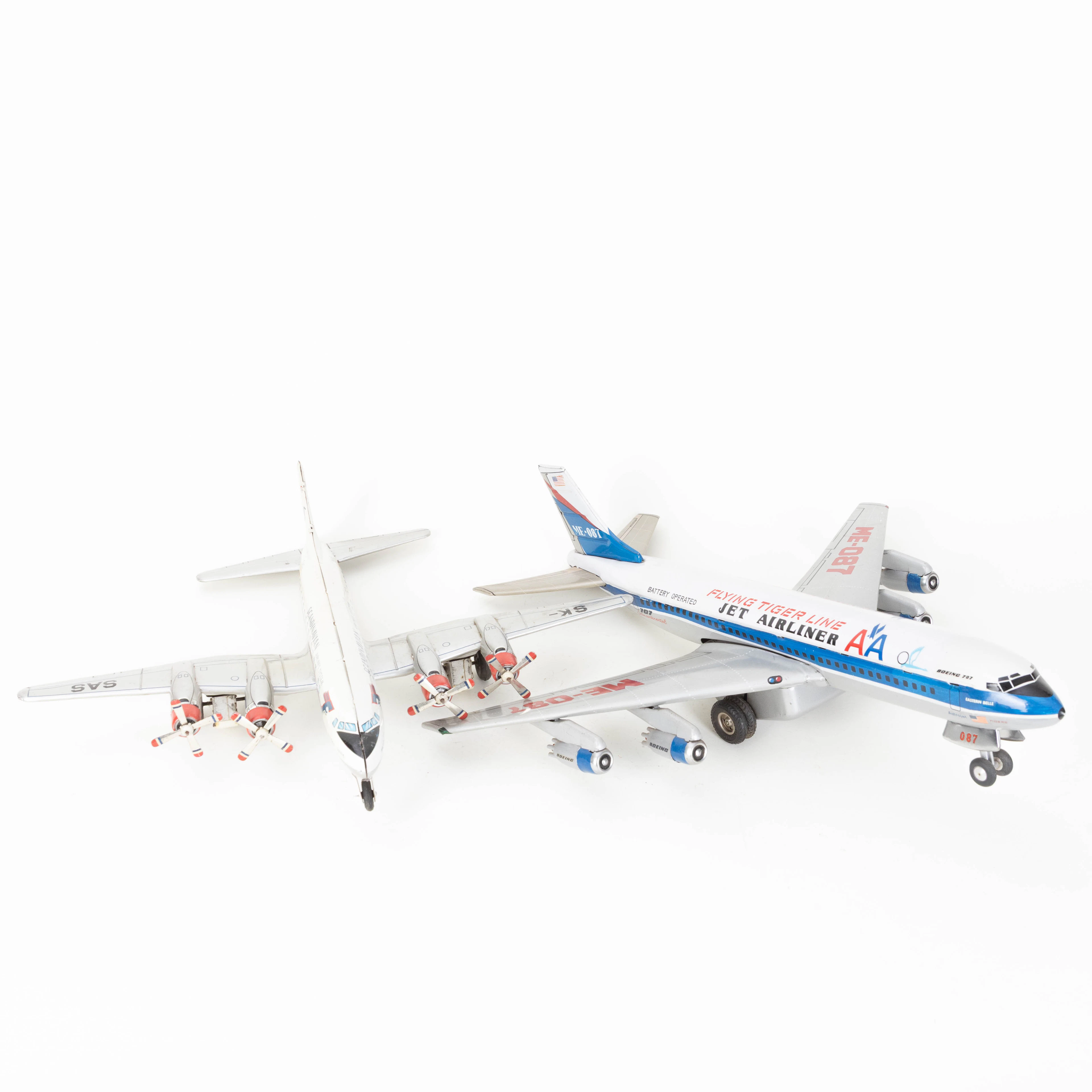 Zwei Blechflugzeuge: Flying Tiger Line Jet Airliner und Scandinavian