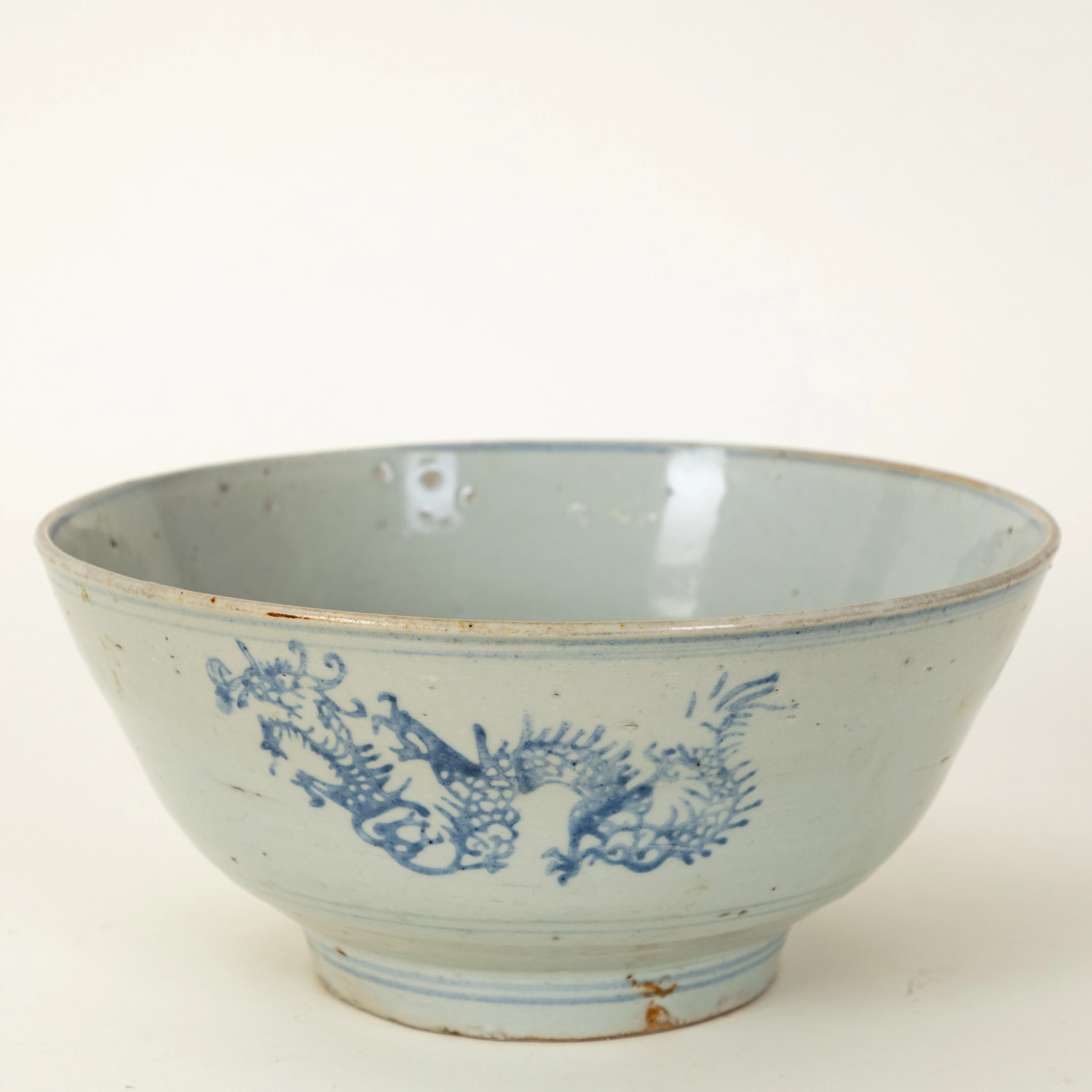 Große blau-weiße Schale, Swatow, China, Ming-Dynastie.