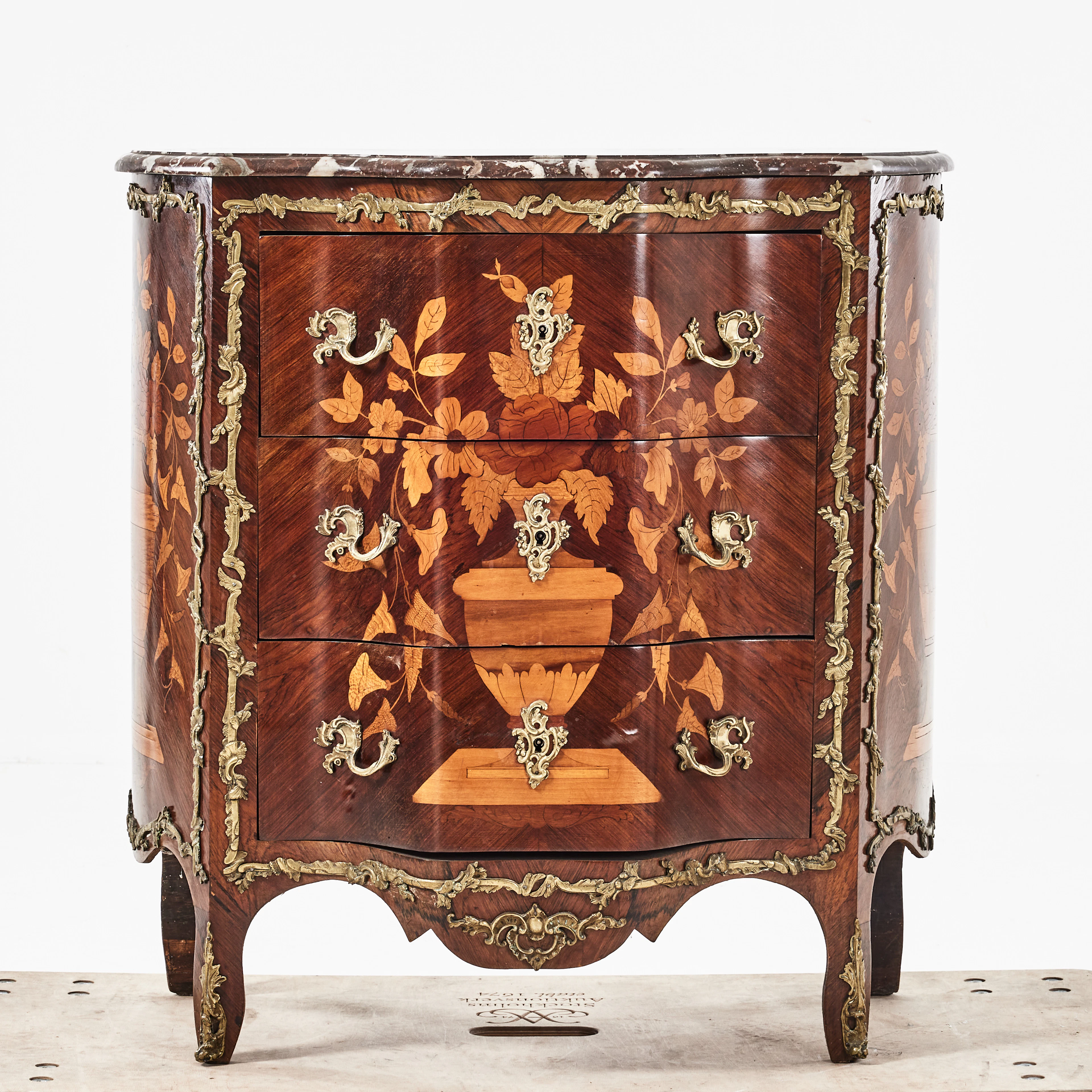 BYRÅ, omkring 1900, Louis XV stil, fanerad i valnöt och björk, intarsia
