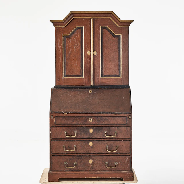 SKRIVSKÅP, imitationsmåleri, tvådelat, 1800-tal.