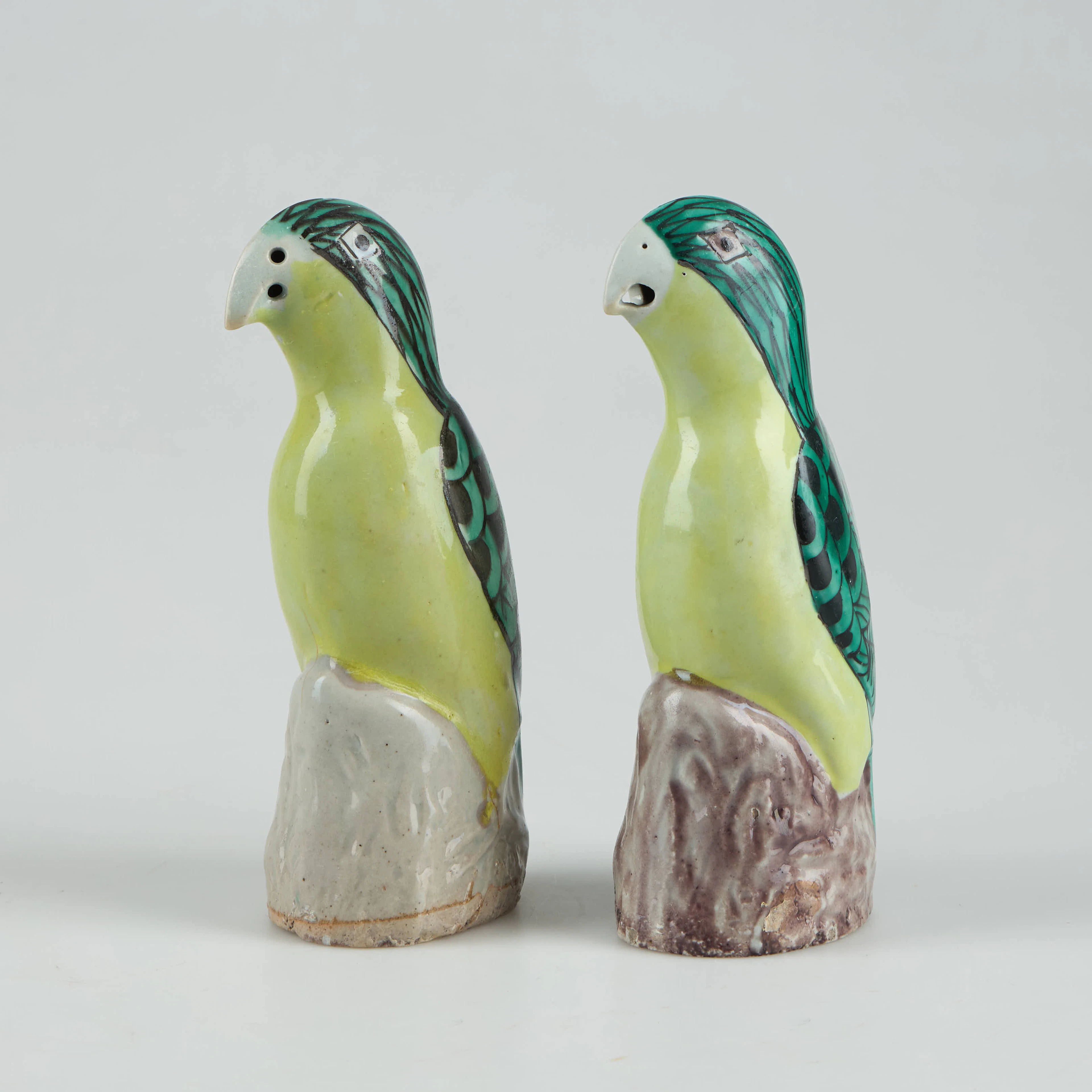 PAPEGOJOR, 2 st, porslin, Kina sekelskiftet 1800/1900.