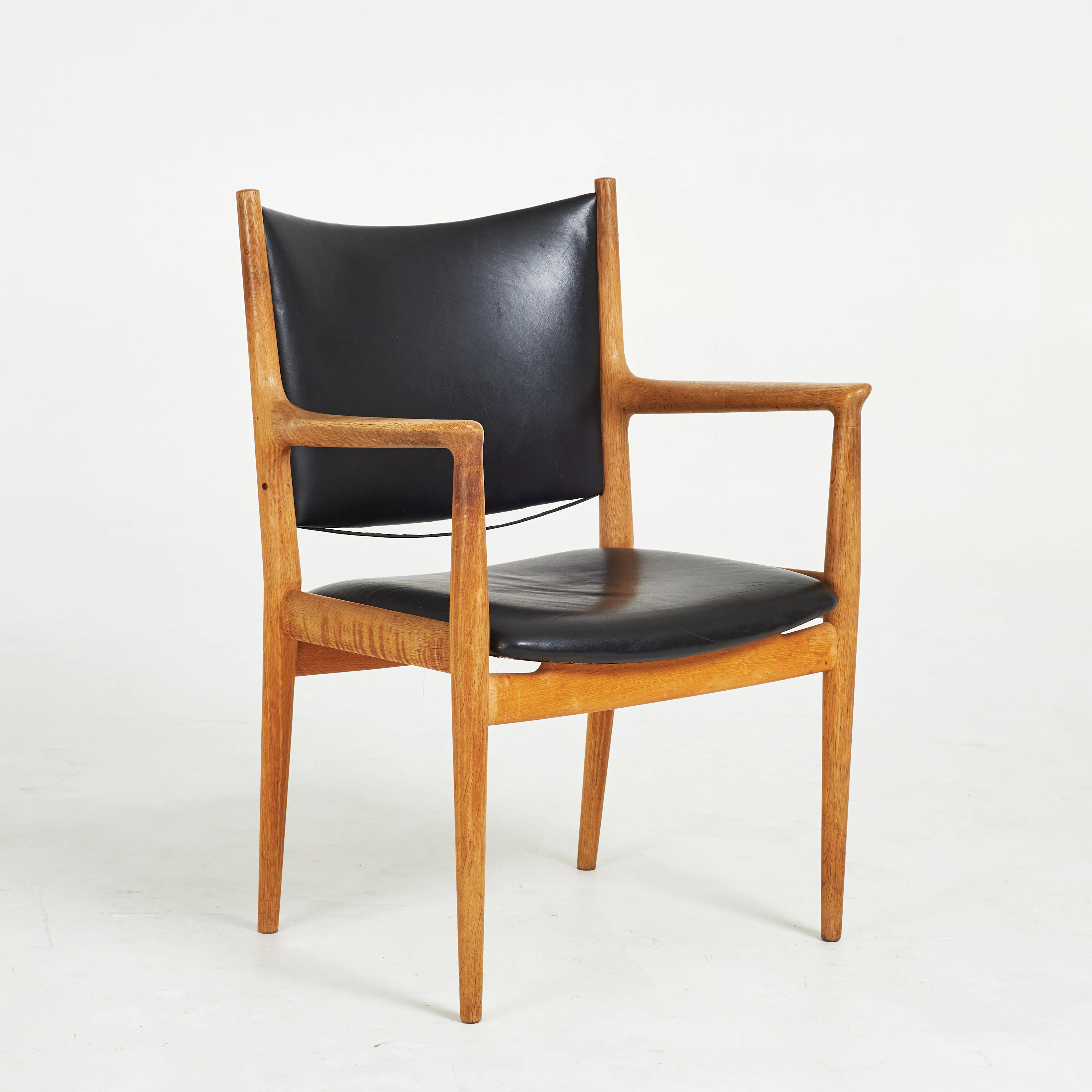 HANS J WEGNER. Karmstol, "JH713", för Johannes Hansen, ek, skinn, brickmärkt.