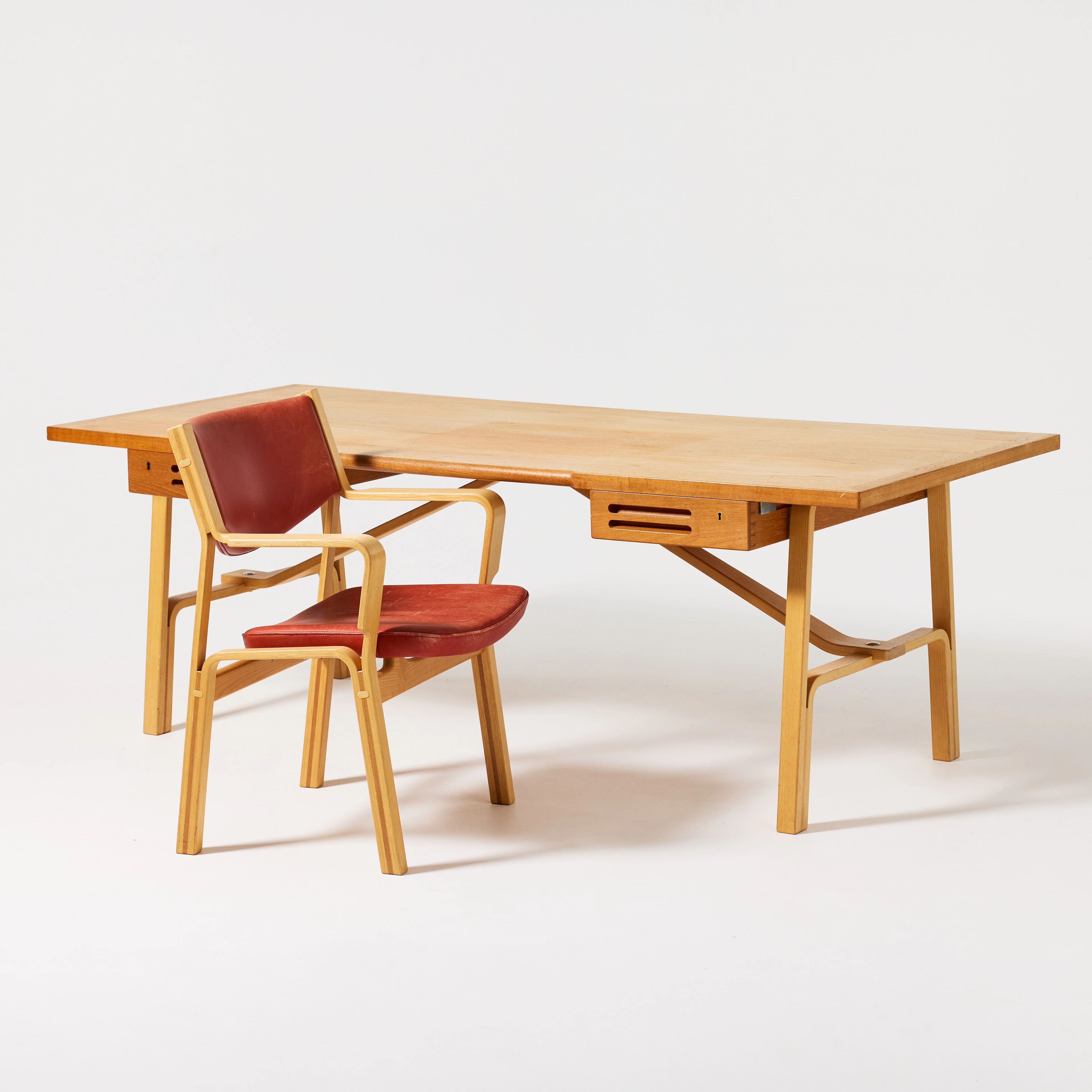HANS J WEGNER. Skrivbord, med stol, Johannes Hansen, Danmark, ek