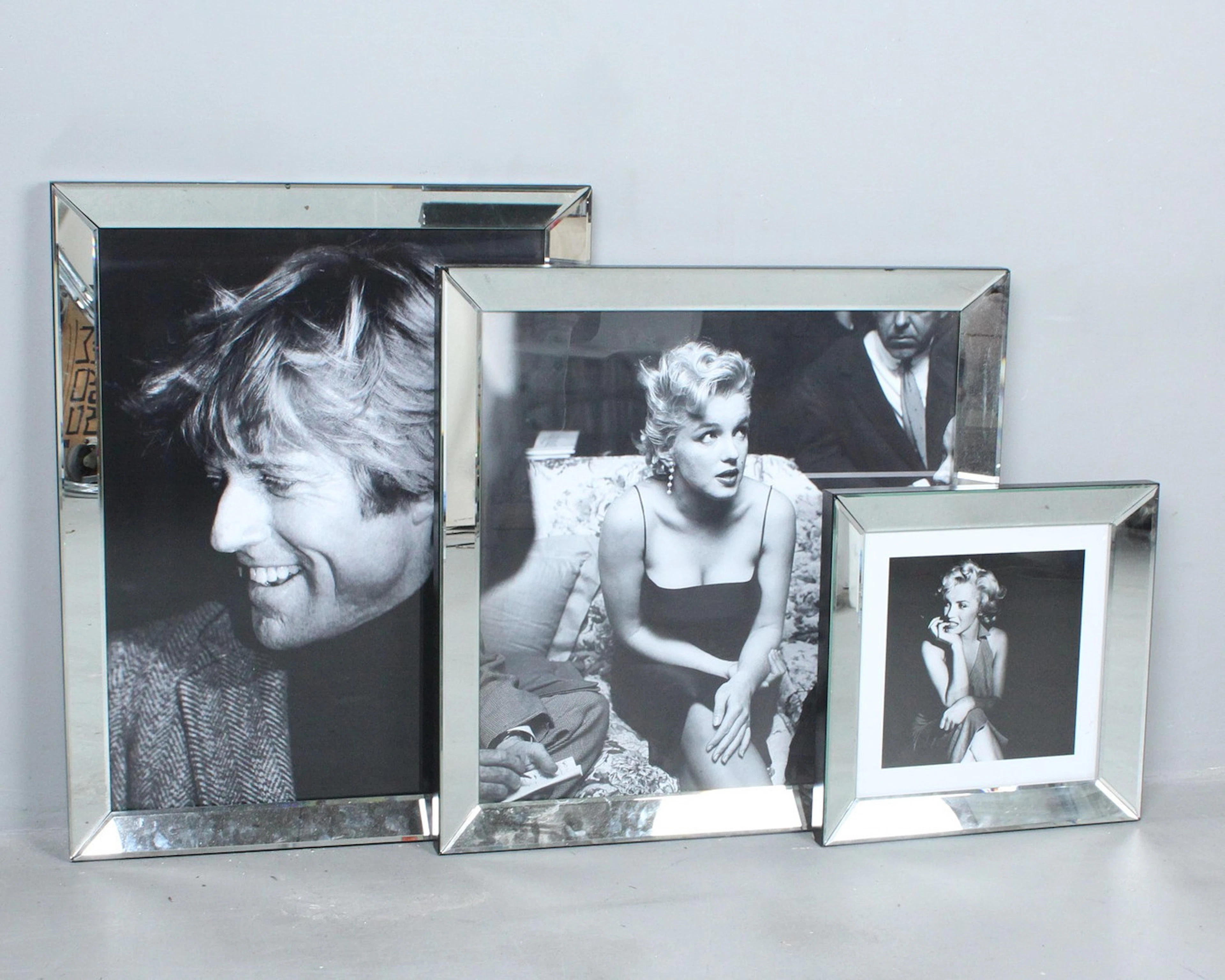 Drei Fotodrucke in Spiegelrahmen - 'Marilyn Monroe' und 'Robert Redford'.