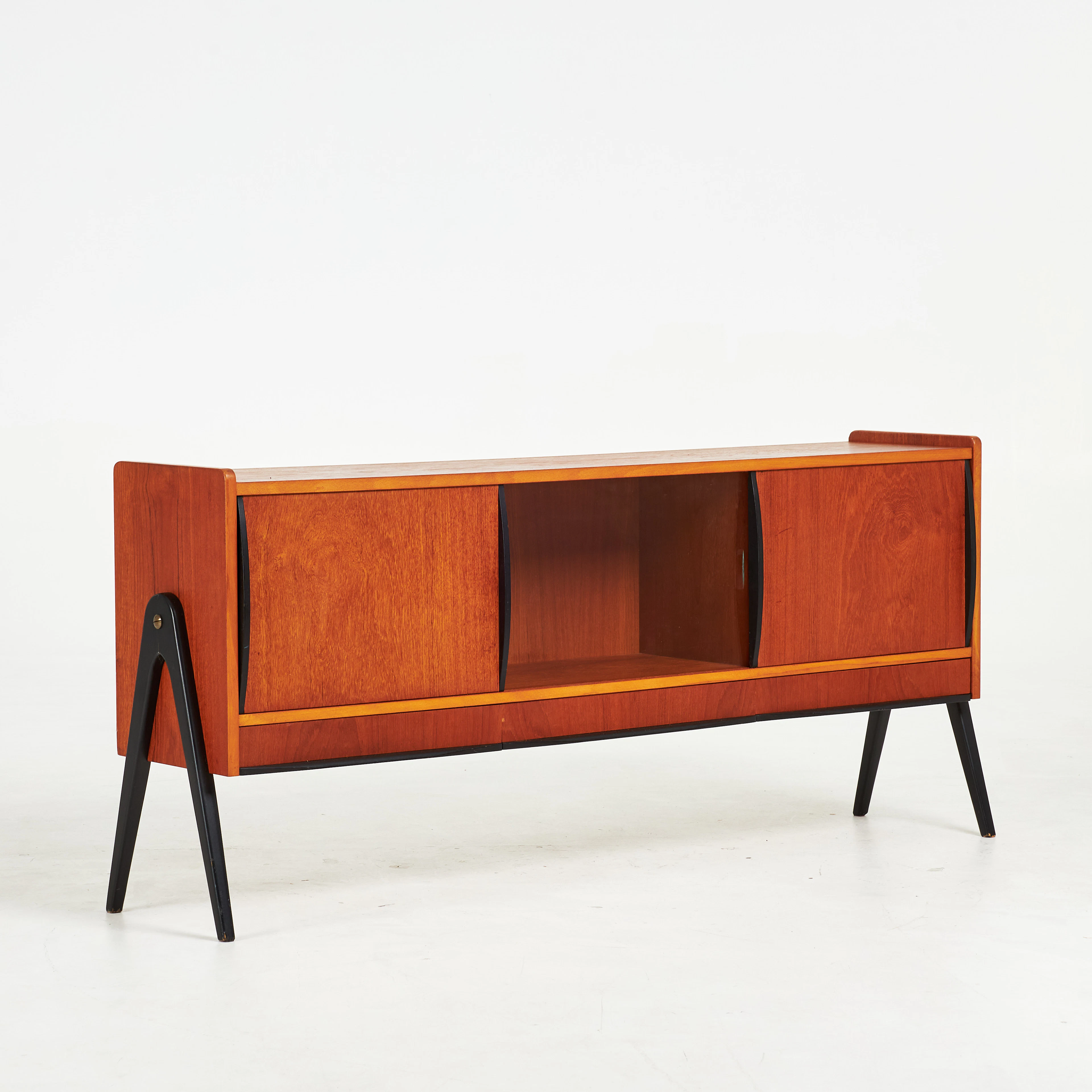 BENGT RUDA. Sideboard, teak, 1900-talets mitt, svärtade ben och handtag