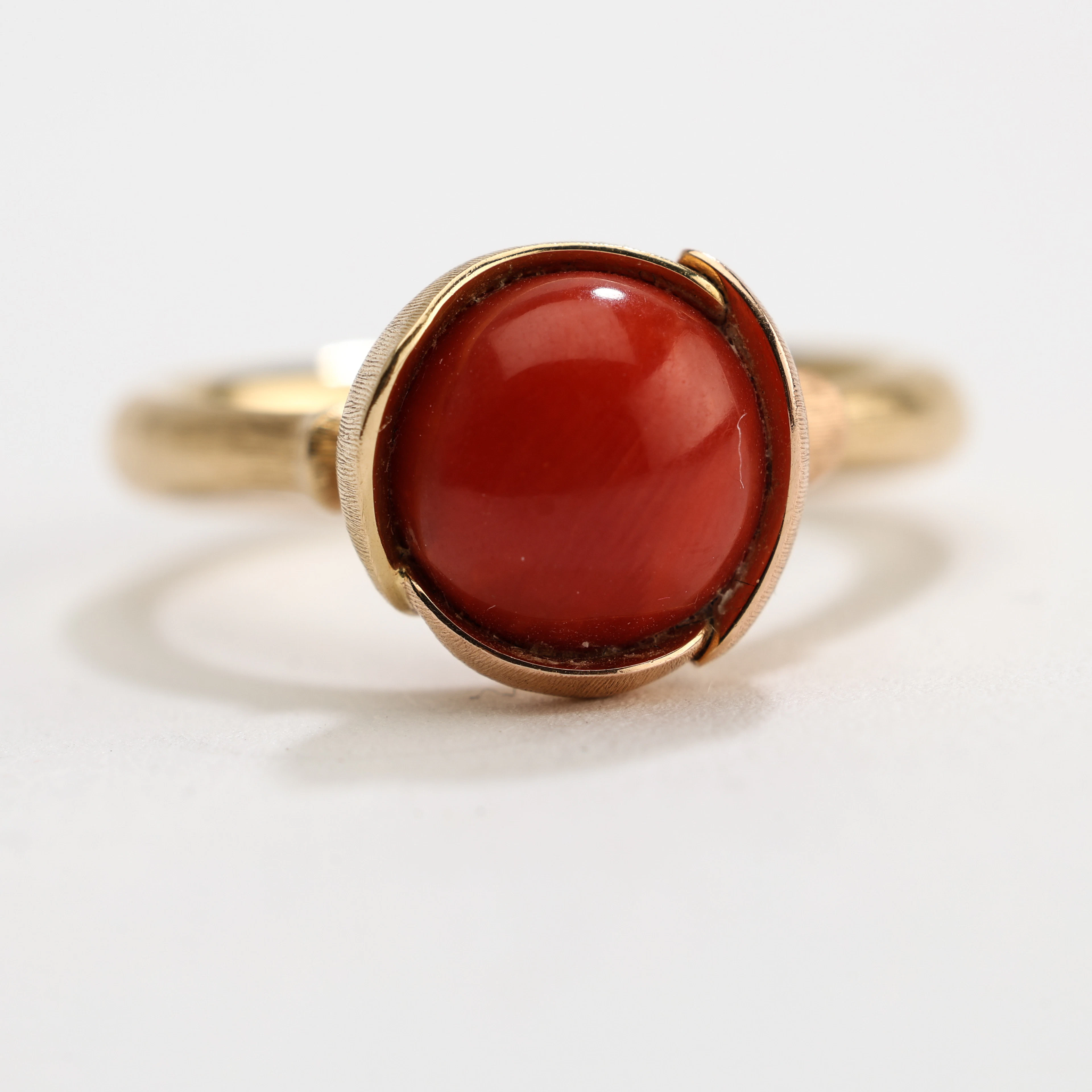 CHARLOTTE LYNGGAARD. Ring "Lotus", 18K guld, korall, för Ole Lynggaard.