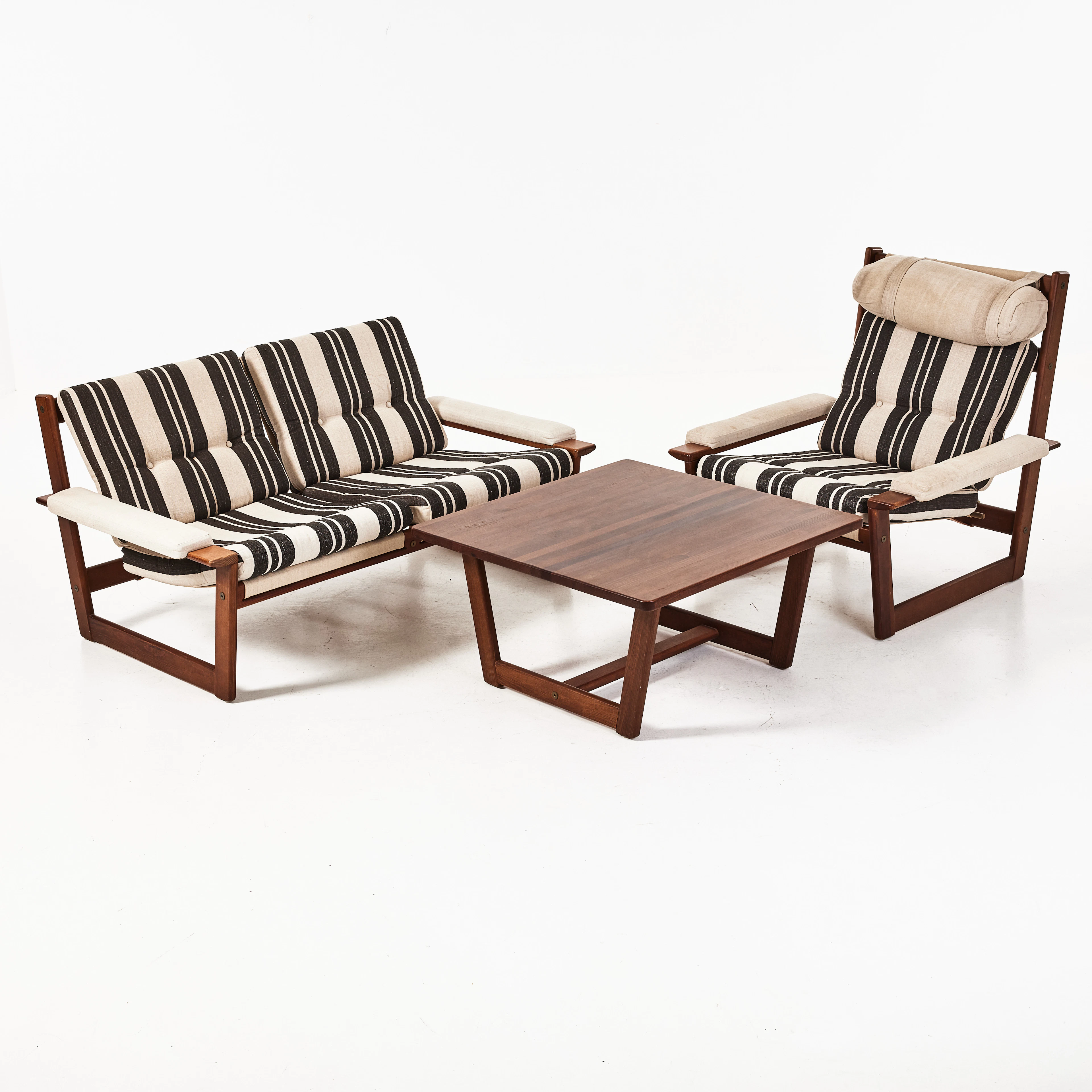 SOFFA, FÅTÖLJ & BORD, 3 st, 1970, betsad furu, läderdetaljer, klädd
