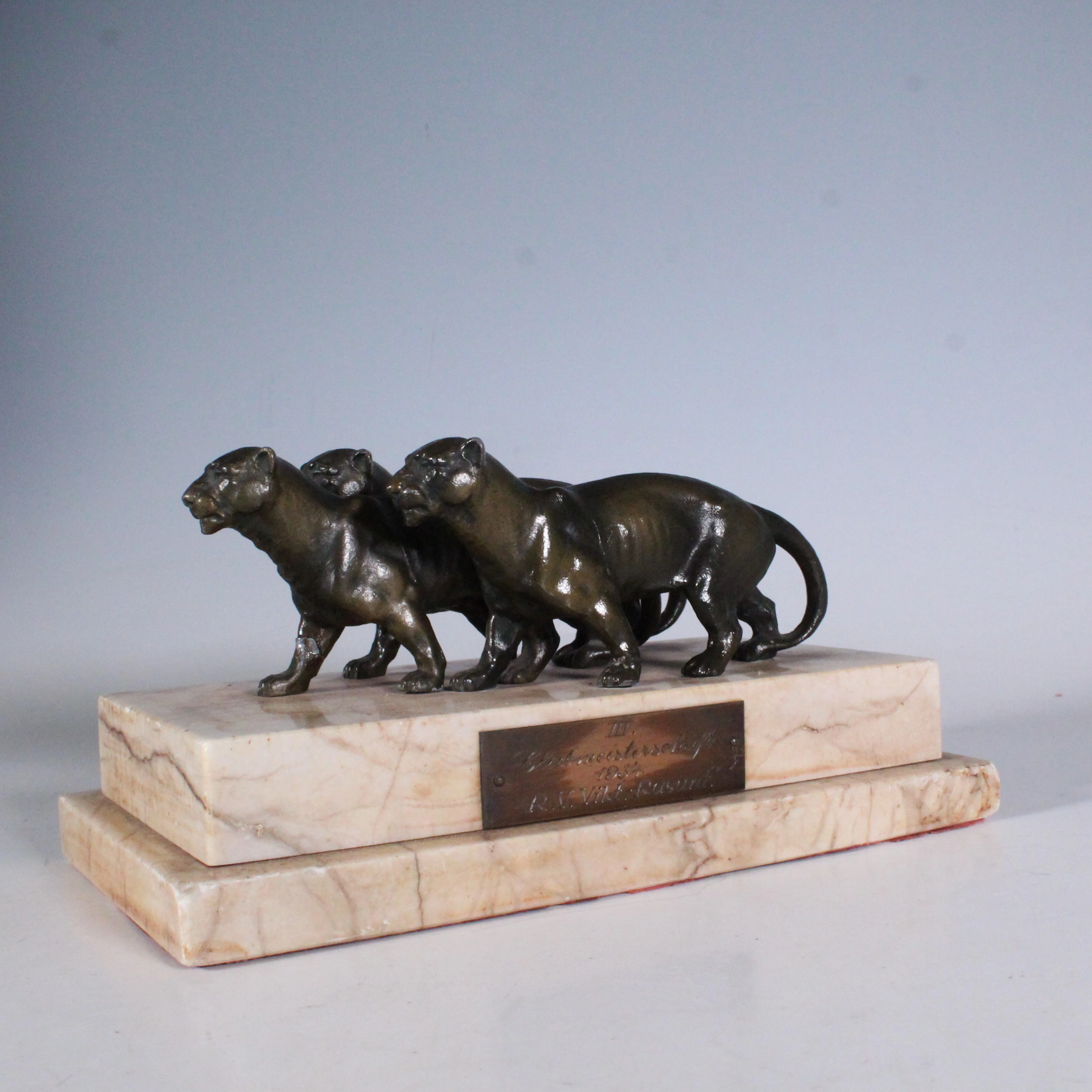 Bronzeskulptur auf Mamorsockel.