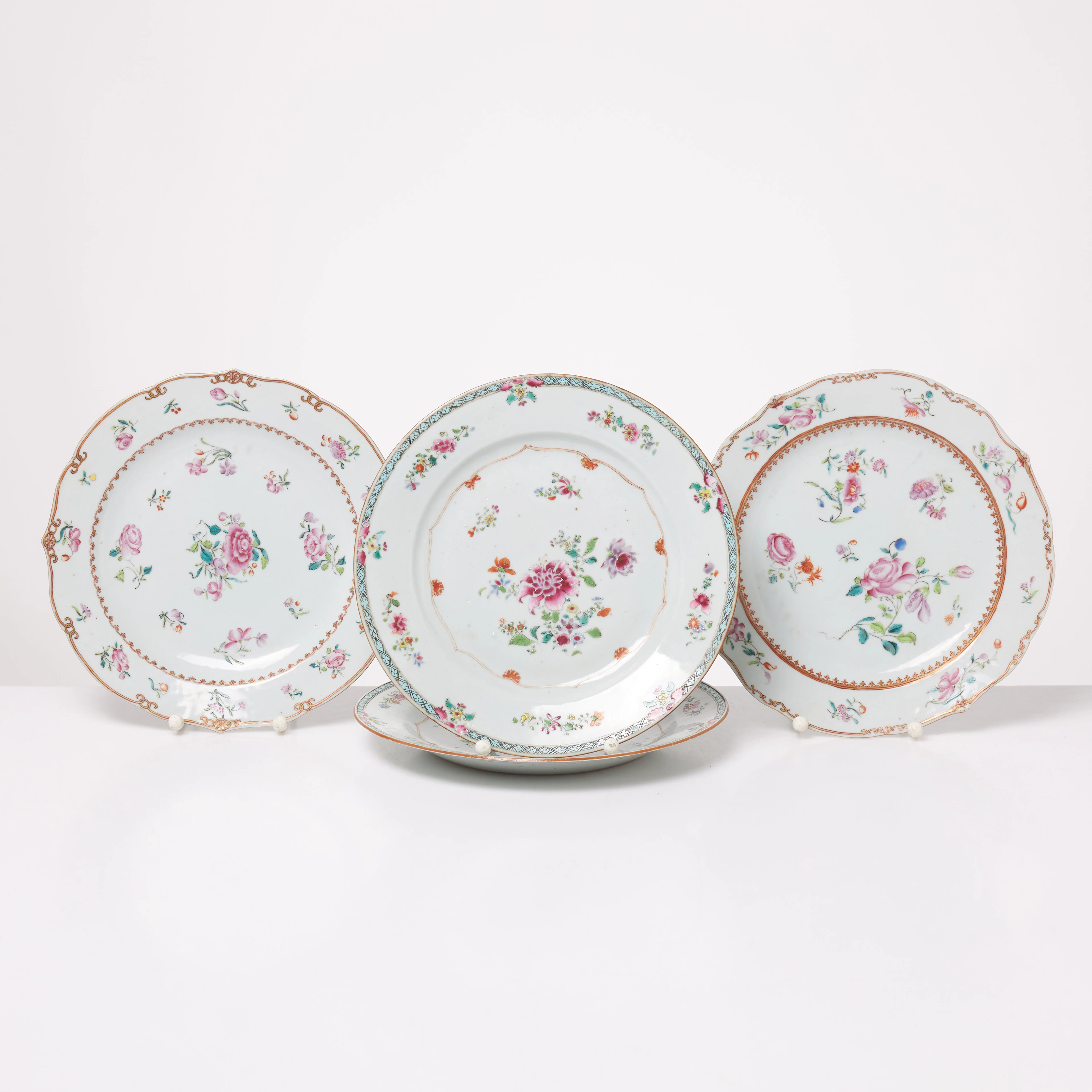 TALLRIKAR. 2+2 st, famille rose, Qianlong, emaljdekor, turkos bård