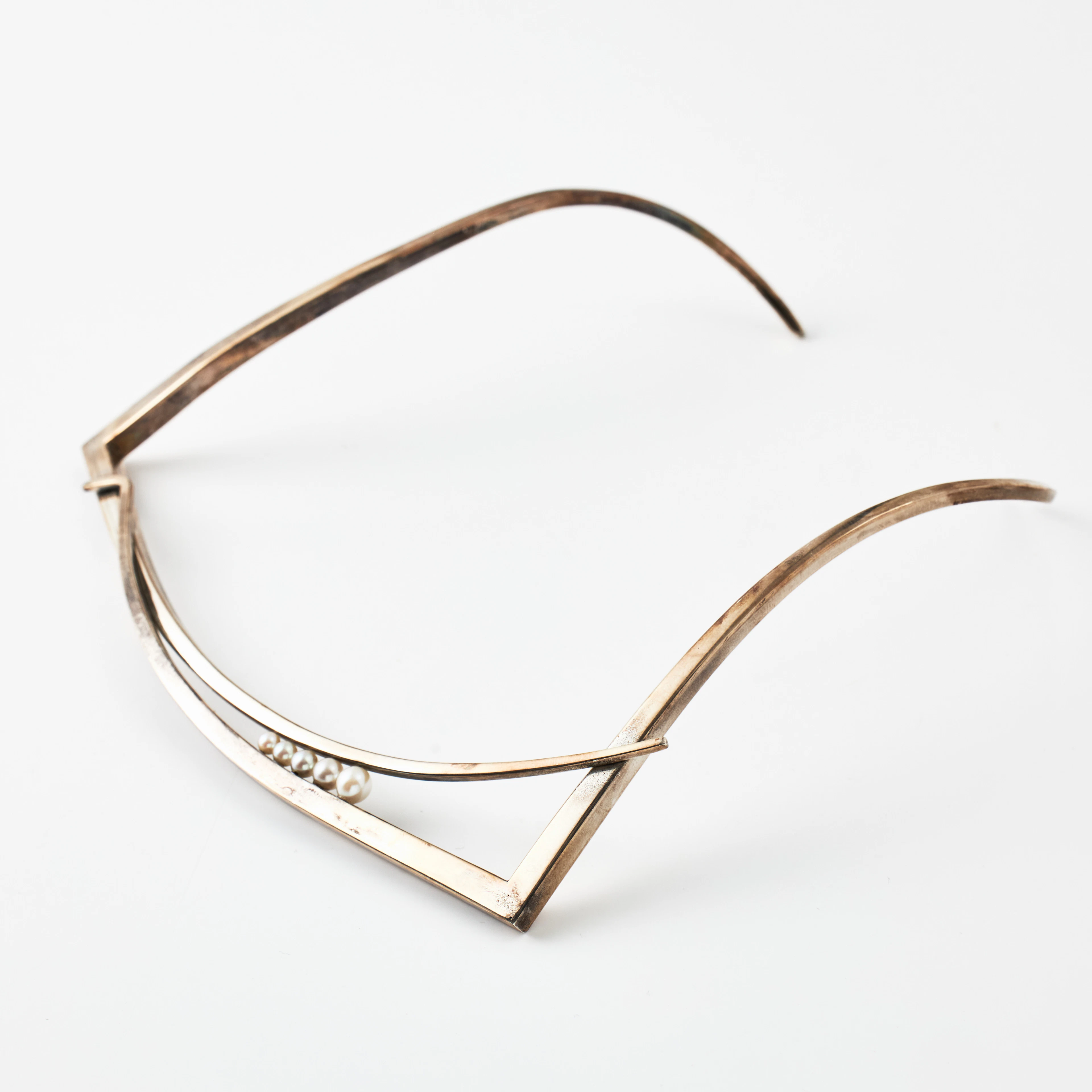 MARIE FERNSTRÖM. Halsring, sterlingsilver, mittparti med dekor av