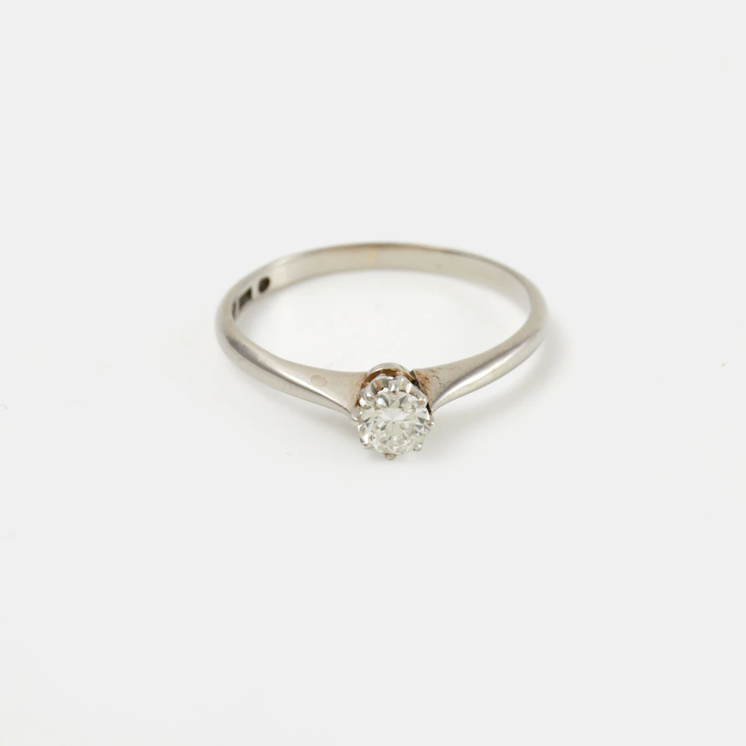 RING, 18 k vitguld, 1 briljantslipad diamant, ej modern slipning