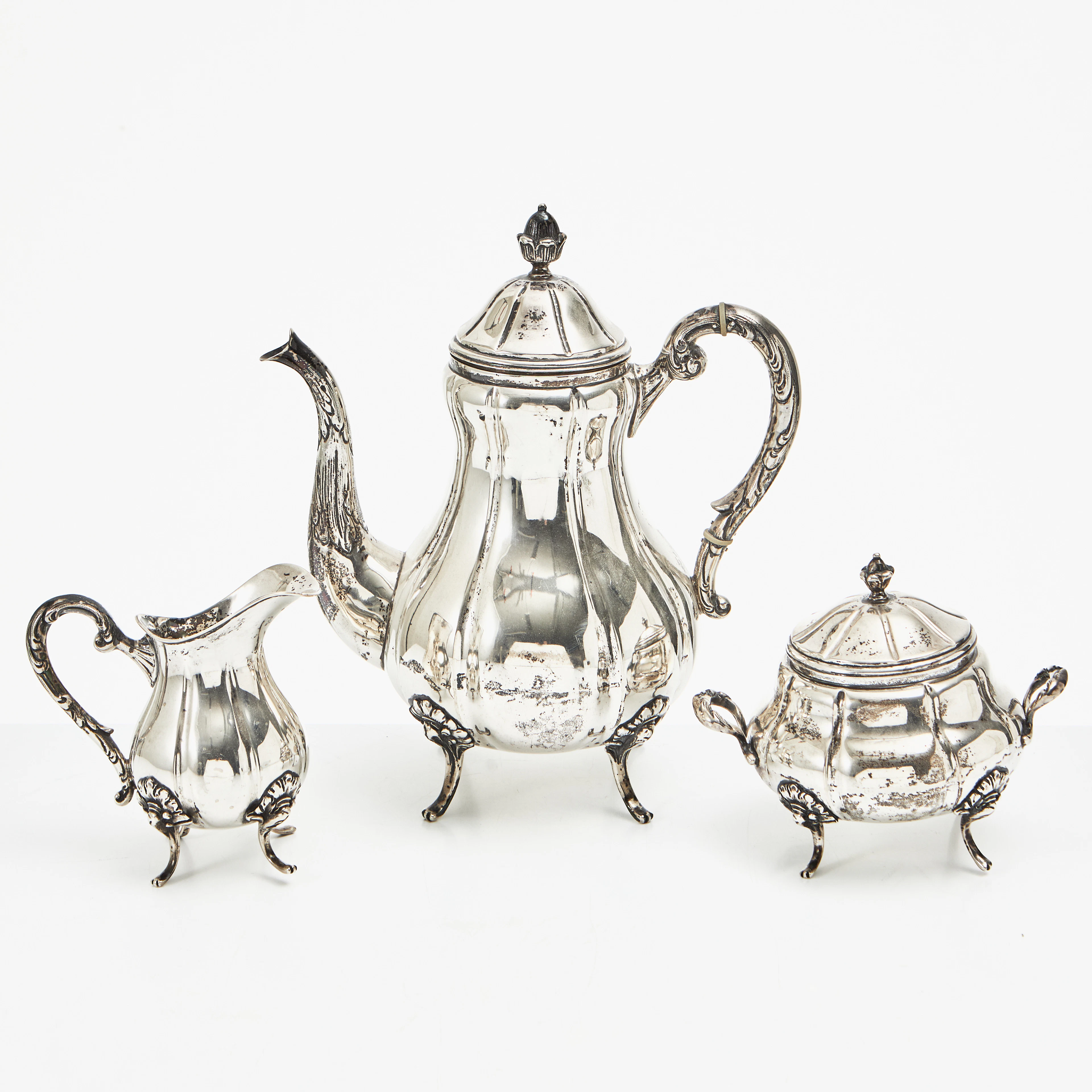 KAFFESERVIS, 3 delar, silver, rokokostil, märkta med svenska importstämplar.