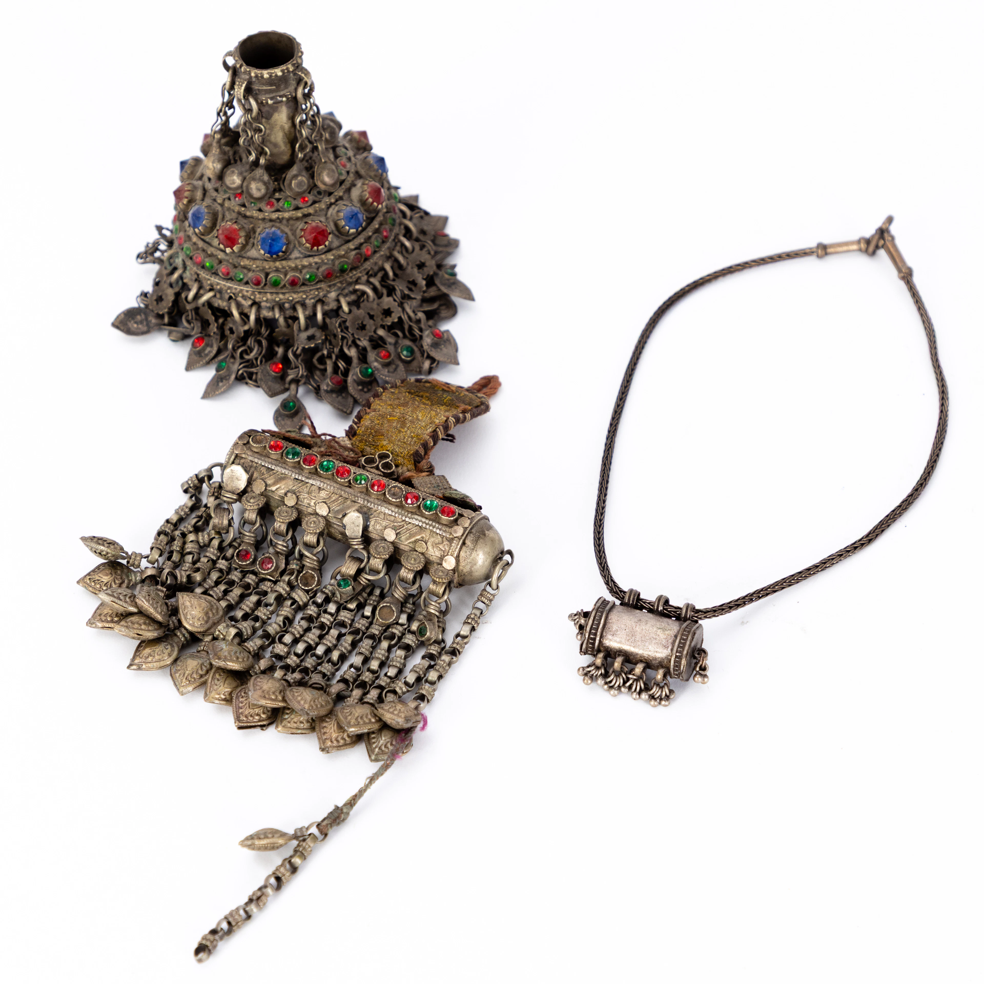 Ein Amulett-Anhänger, eine Kette und ein Kopfschmuck, wohl Jemen, 20. Jh. (3).