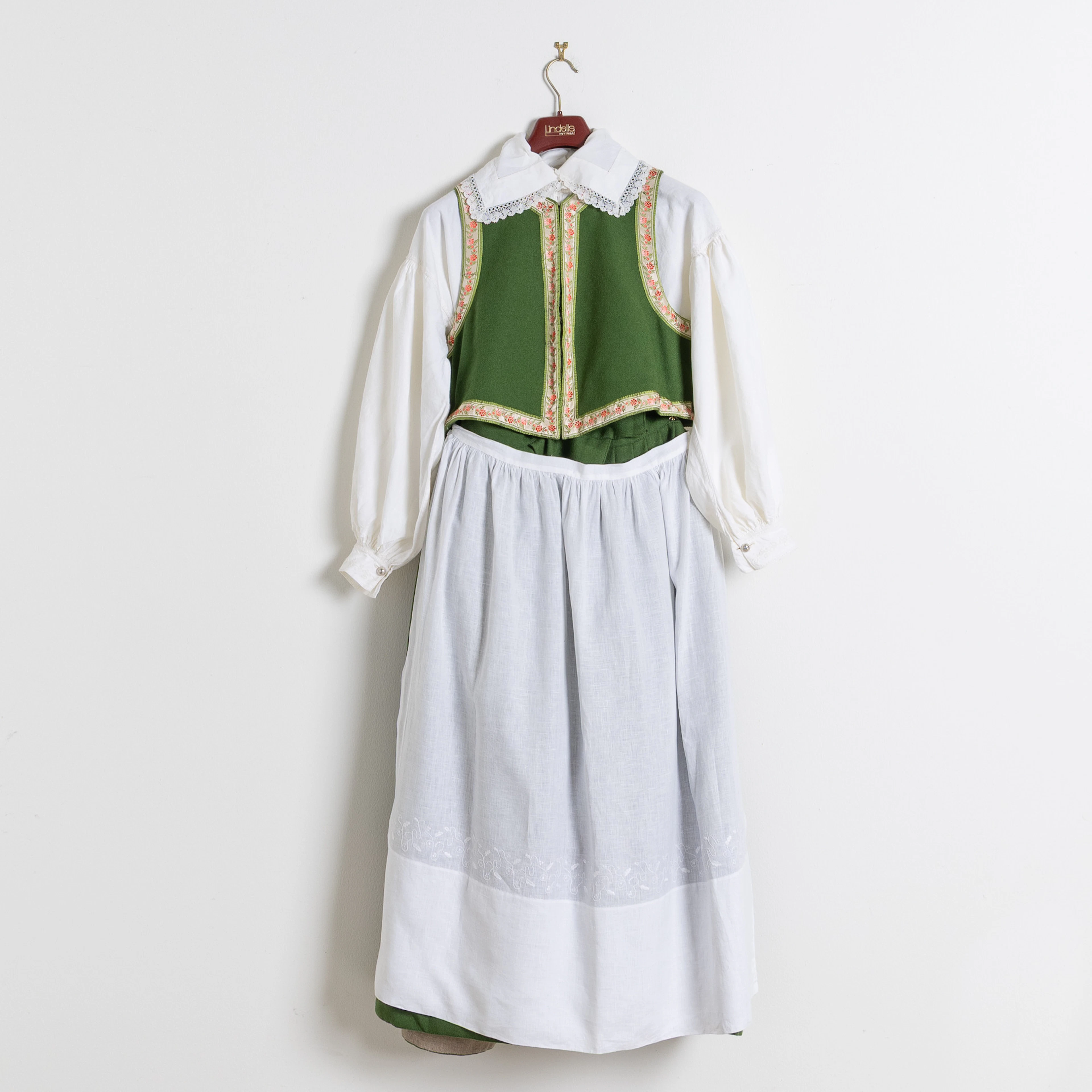 FOLKDRÄKT / HÄRADSDRÄKT, Komplett dräkt, Gärds härad, handsydd 1992-1993