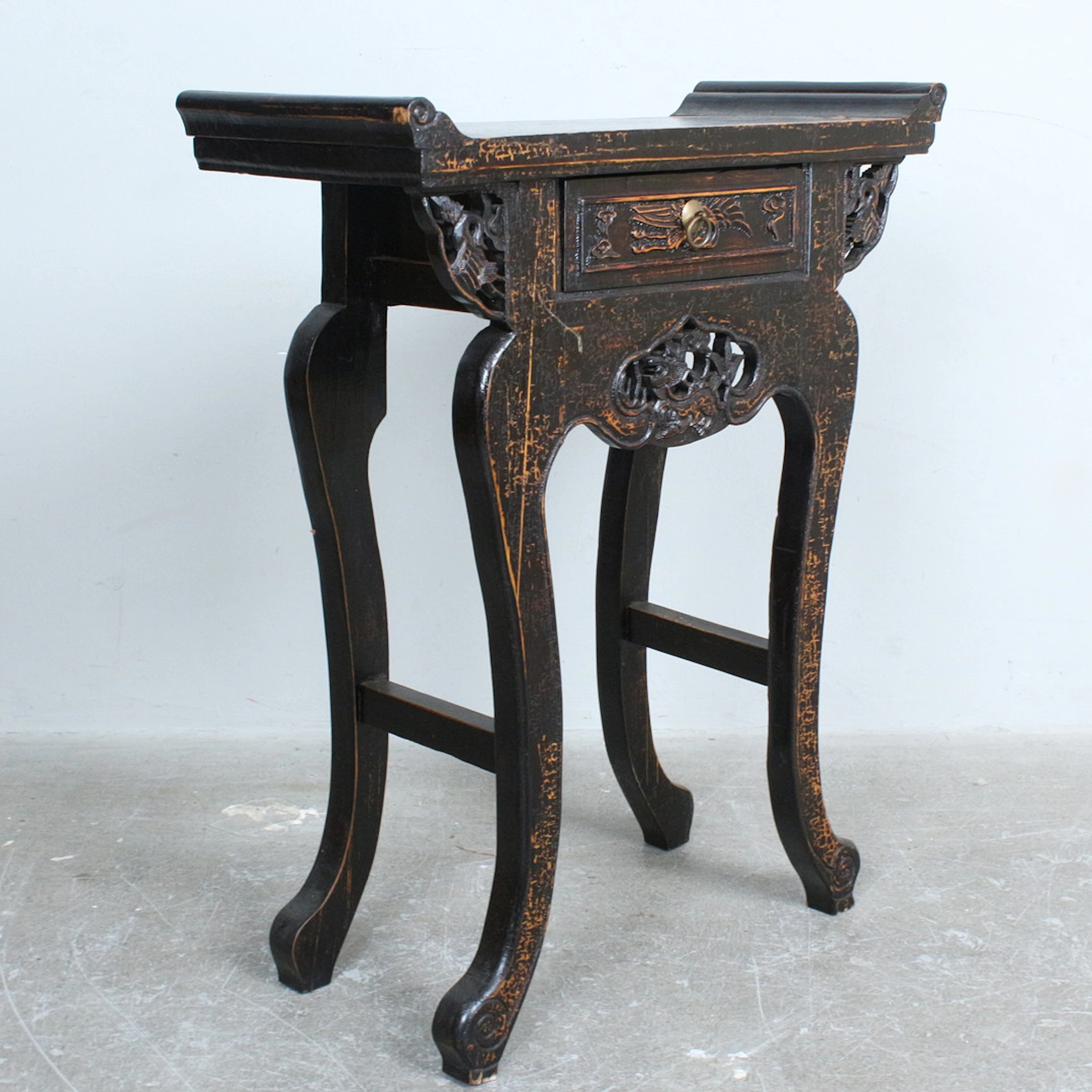 Chinesische Wandkonsolentisch mit Schublade.