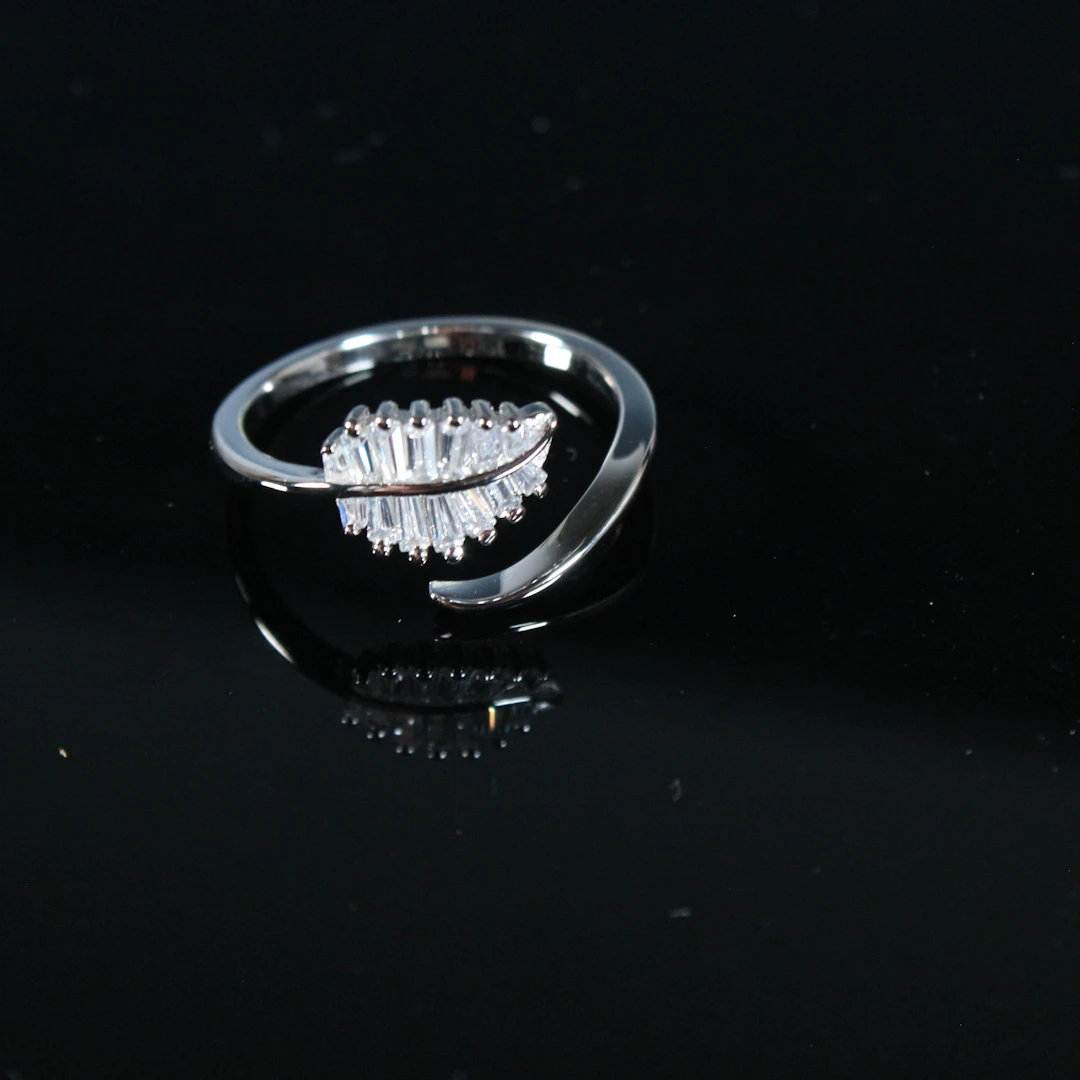 MERALIN JEWELRY. Ring in Form einen Palmenblattes, baguetteförmigen