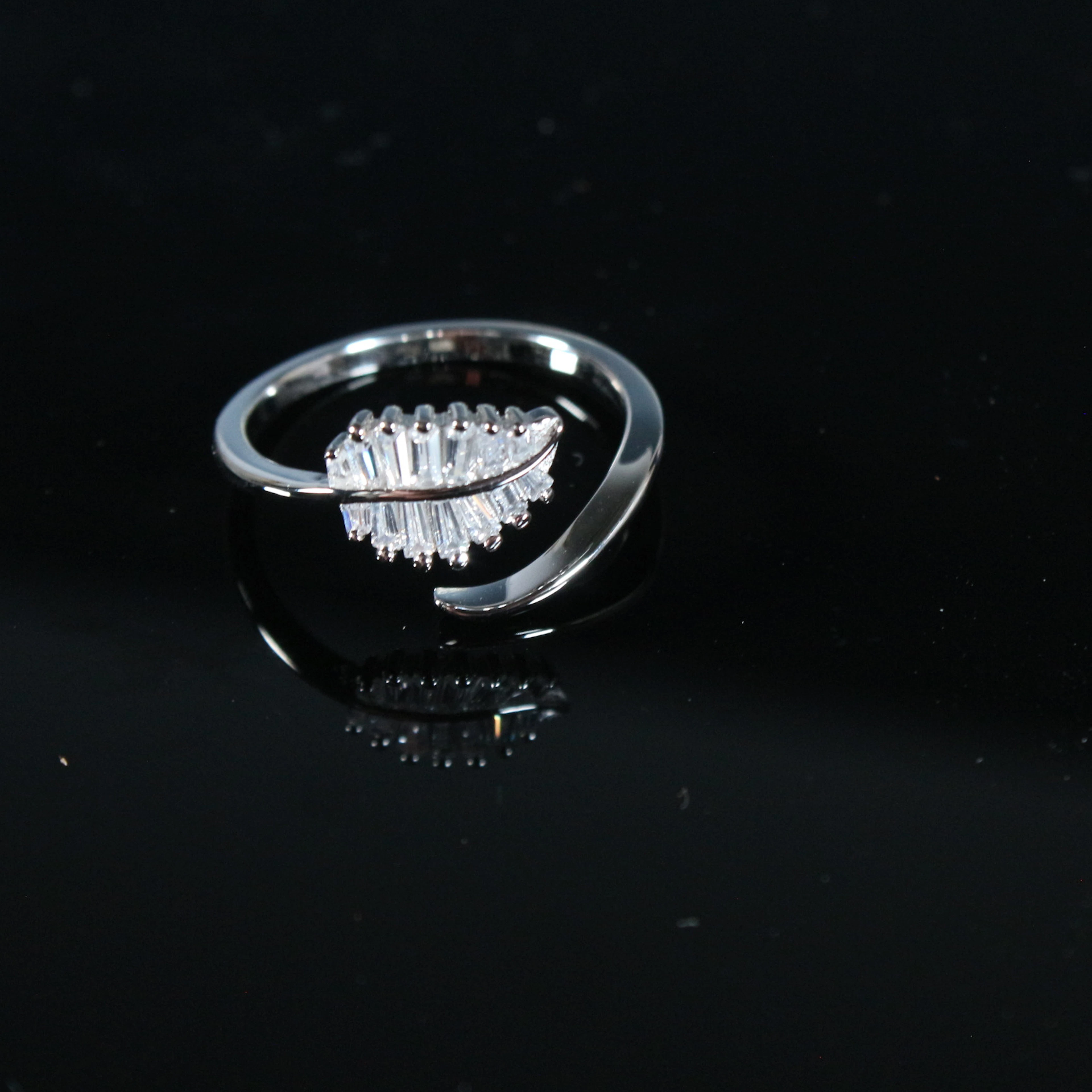 MERALIN JEWELRY. Ring in Form einen Palmenblattes, baguetteförmigen