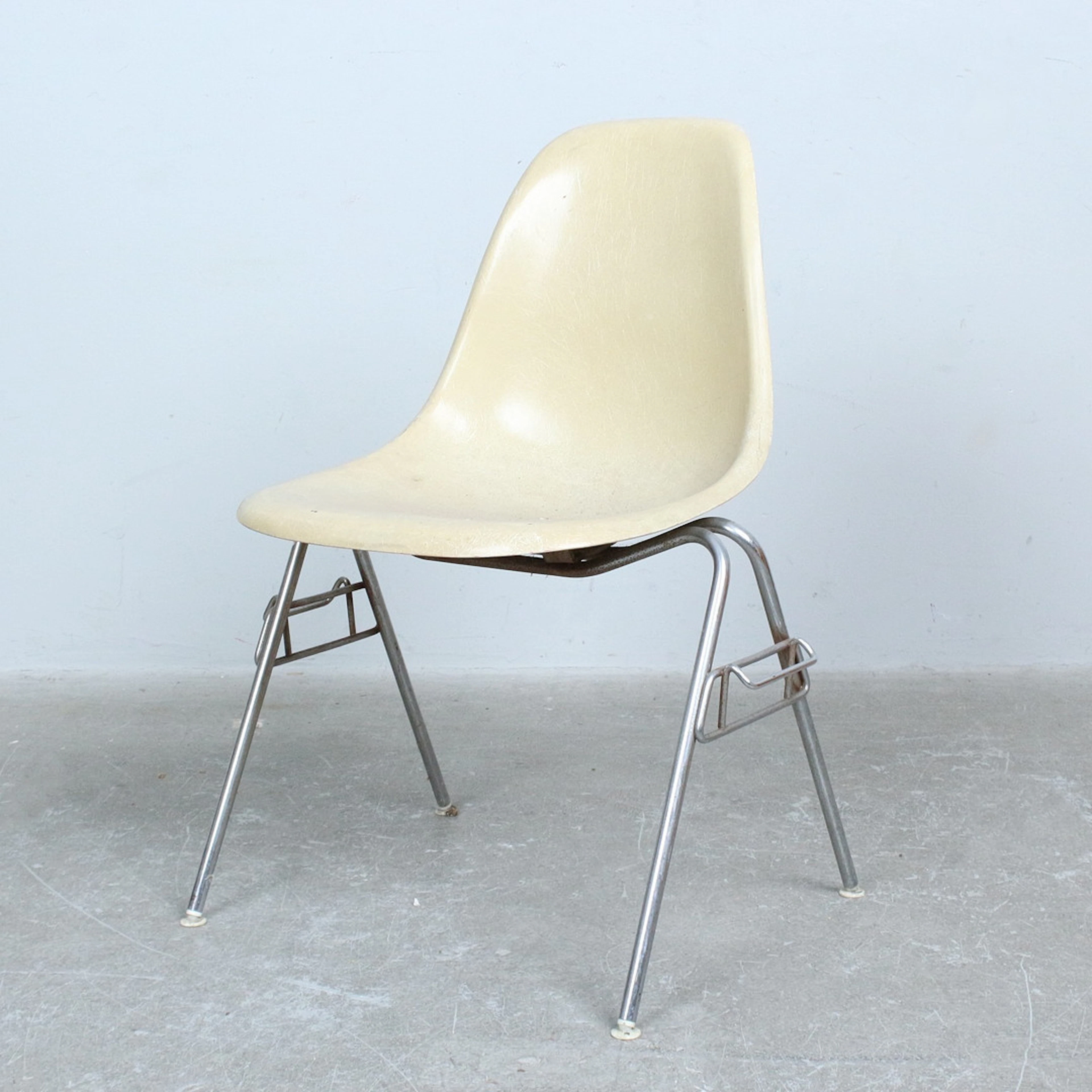 CHARLES EAMES. Herman Miller, Stapelstuhl, Fiberglasstuhl – Modell