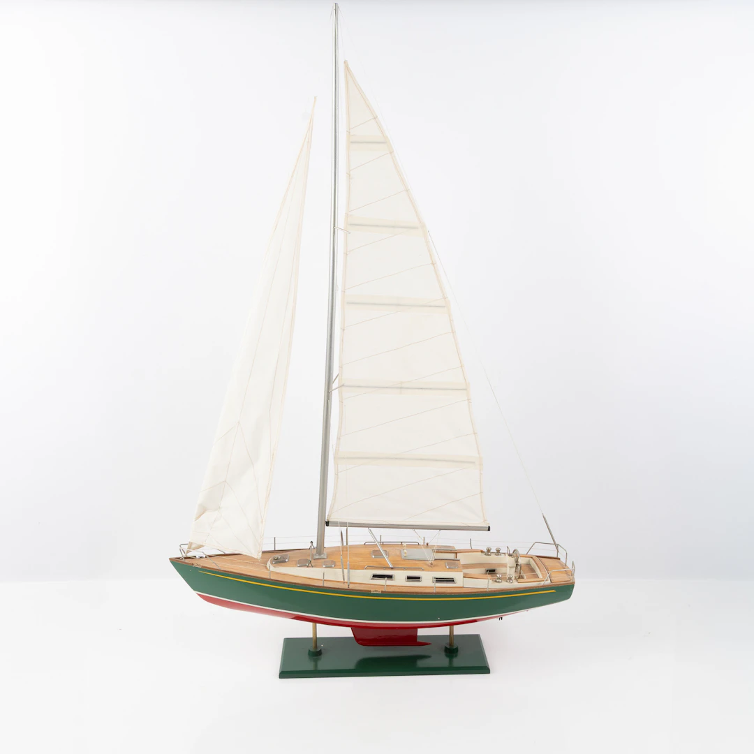 POND YACHT, seglande modell, föreställande "Omega", bemålat köl, sydda