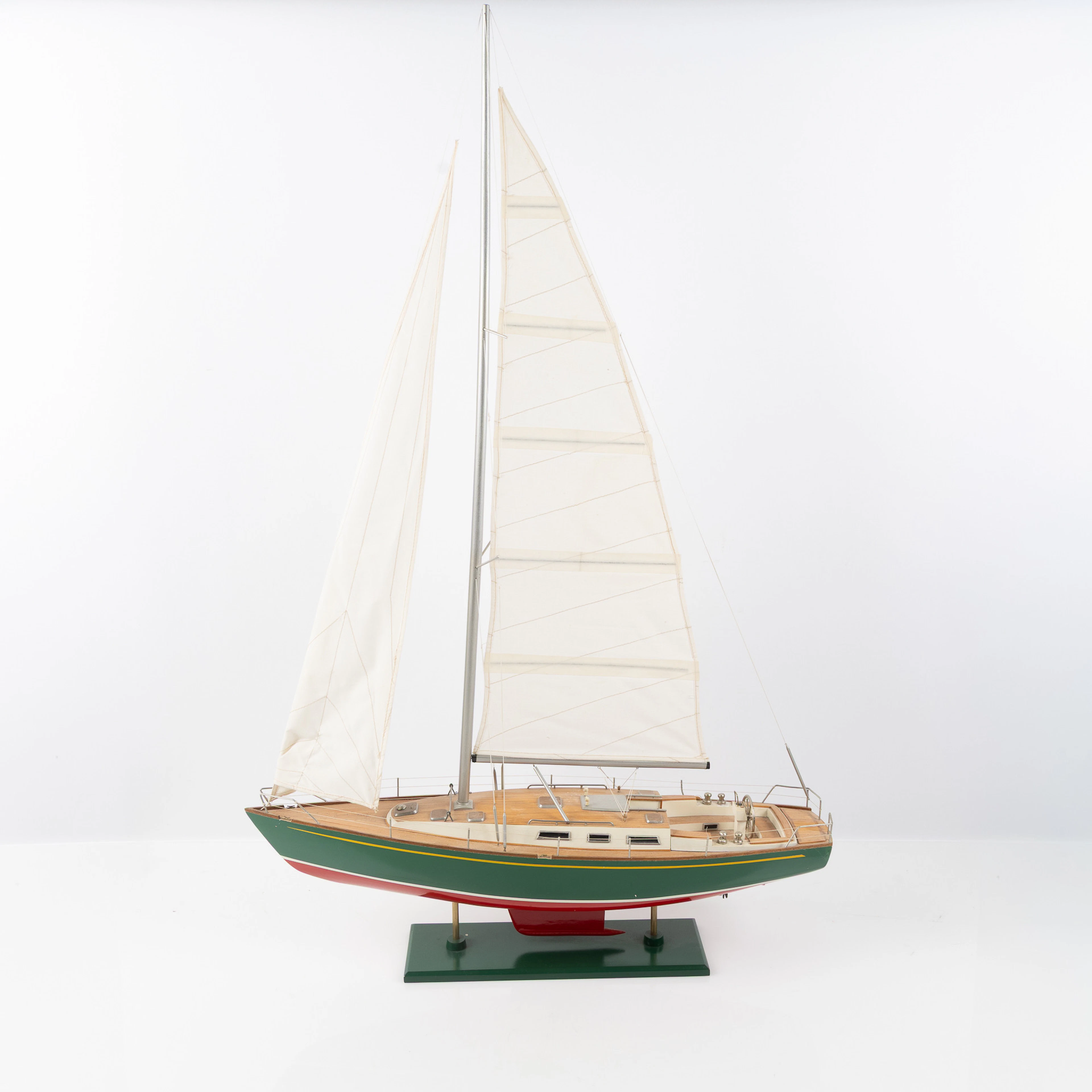 POND YACHT, seglande modell, föreställande "Omega", bemålat köl, sydda