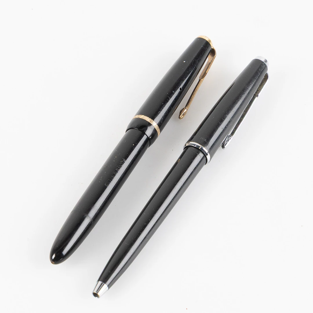 PENNOR, 2 st, varav en 14 K guld, Parker.