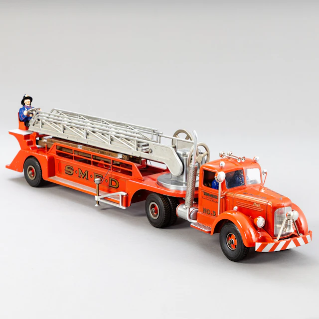 SMITH MILLER SMITTY TOYS. L Mack Drehleiter-Feuerwehrwagen, USA.