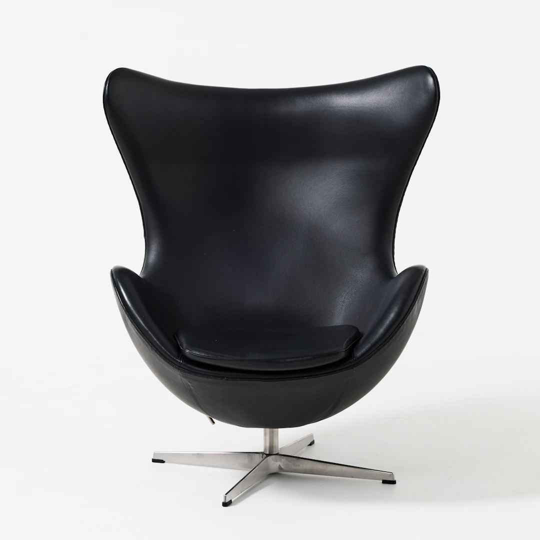 ARNE JACOBSEN. "Ägget", fåtölj, Fritz Hansen, Danmark 2002, fyrdelad