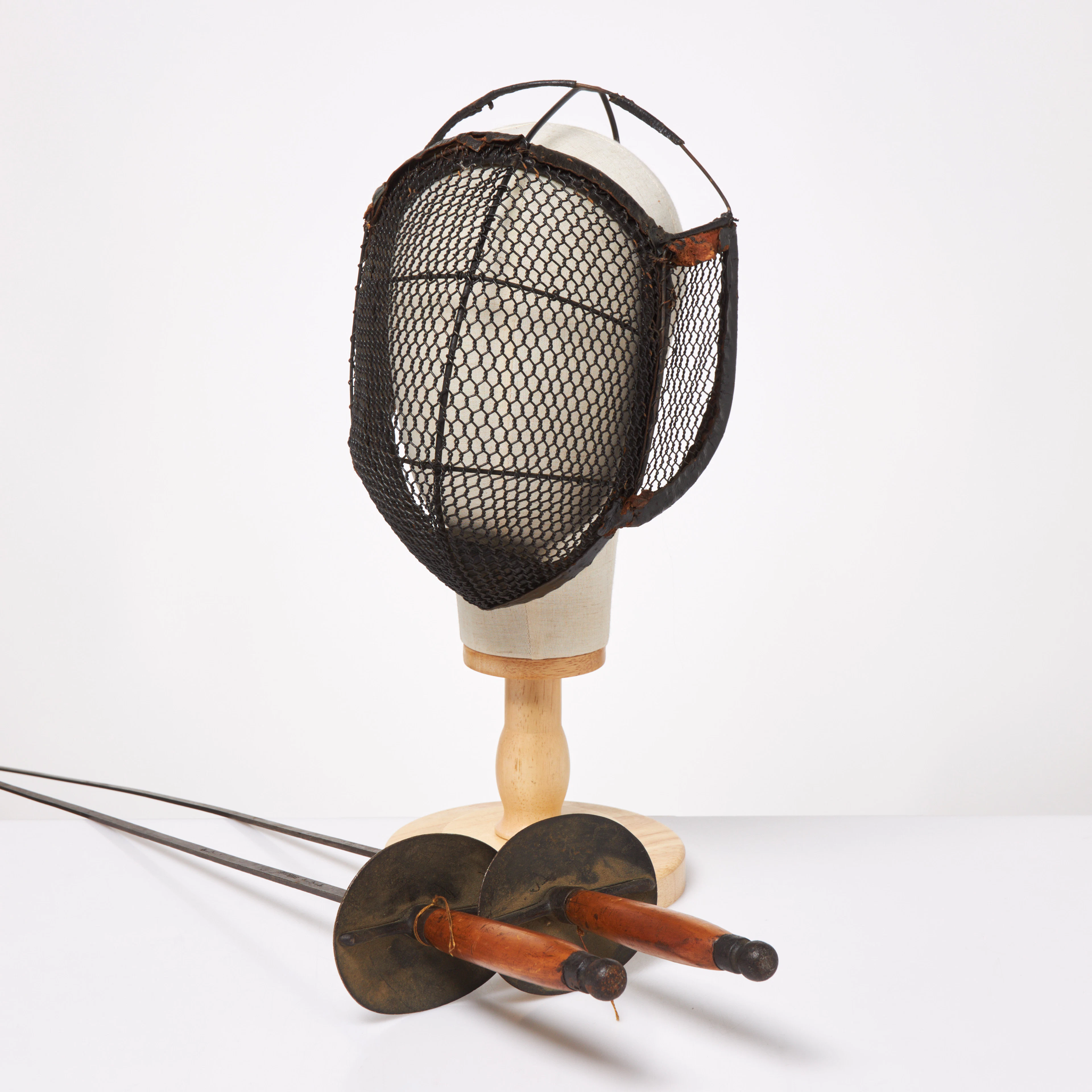 ÖVNINGSVÄRJOR samt MASK. 3 delar, klinga märkt Solingen, 1800-tal/1900-tal.