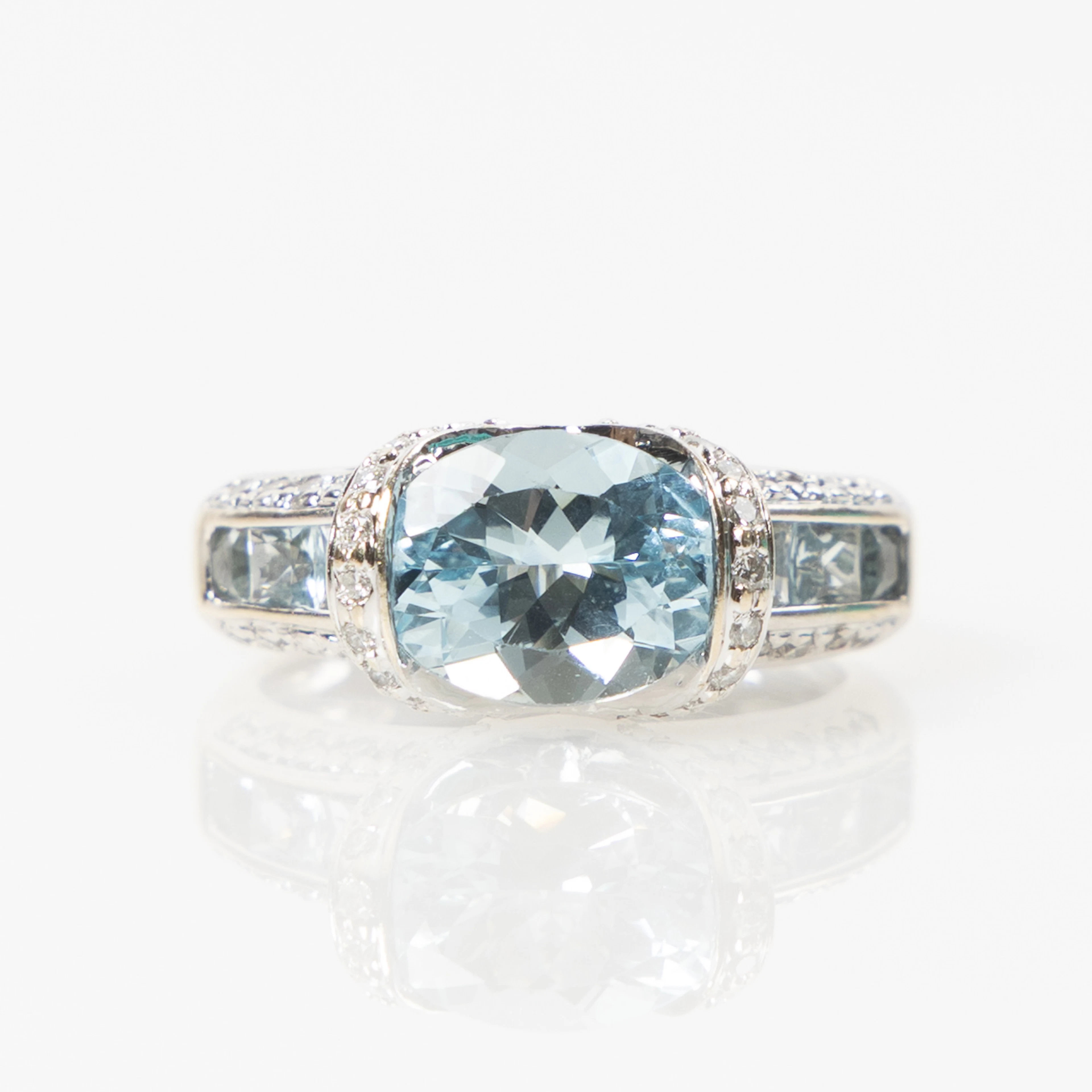 RING, 18K vitguld med briljantslipade diamanter totalt ca 0.38 ct