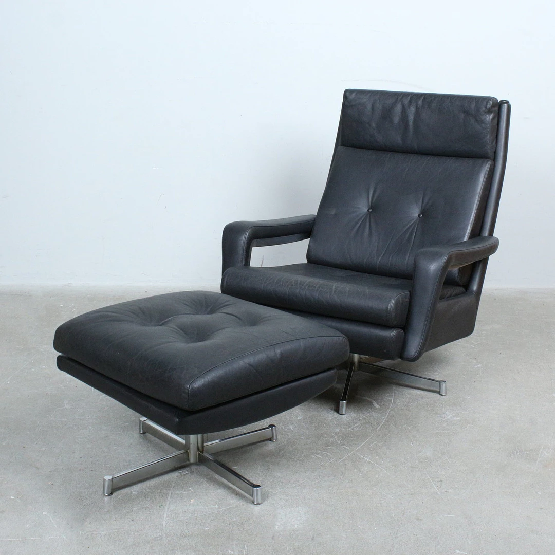 HANS KAUFELD. Sessel mit Ottomane, Leder, 1970er.