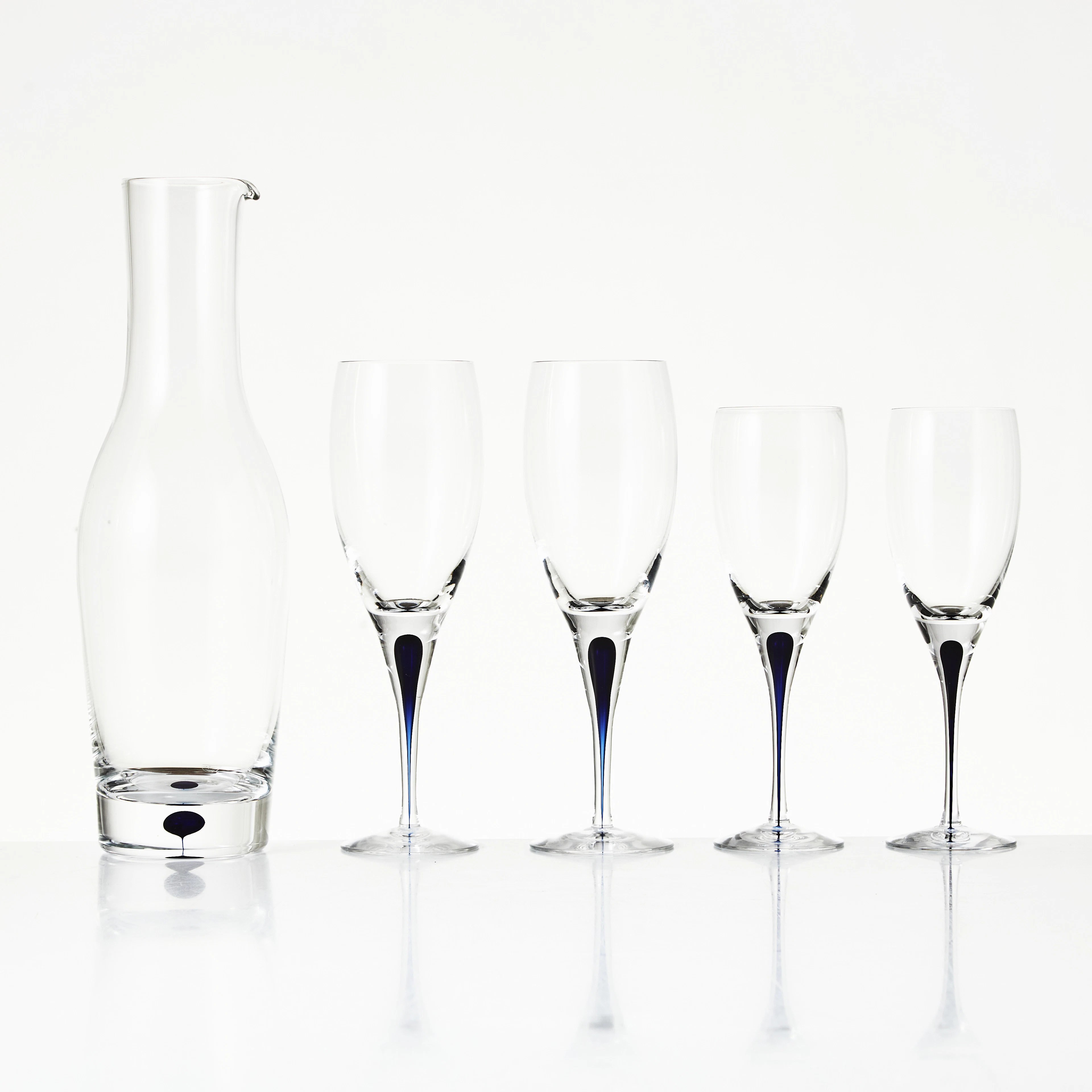 ERIKA LAGERBIELKE. "intermezzo". Vinglas och karaff, 17 dlr. glas, Orrefors.