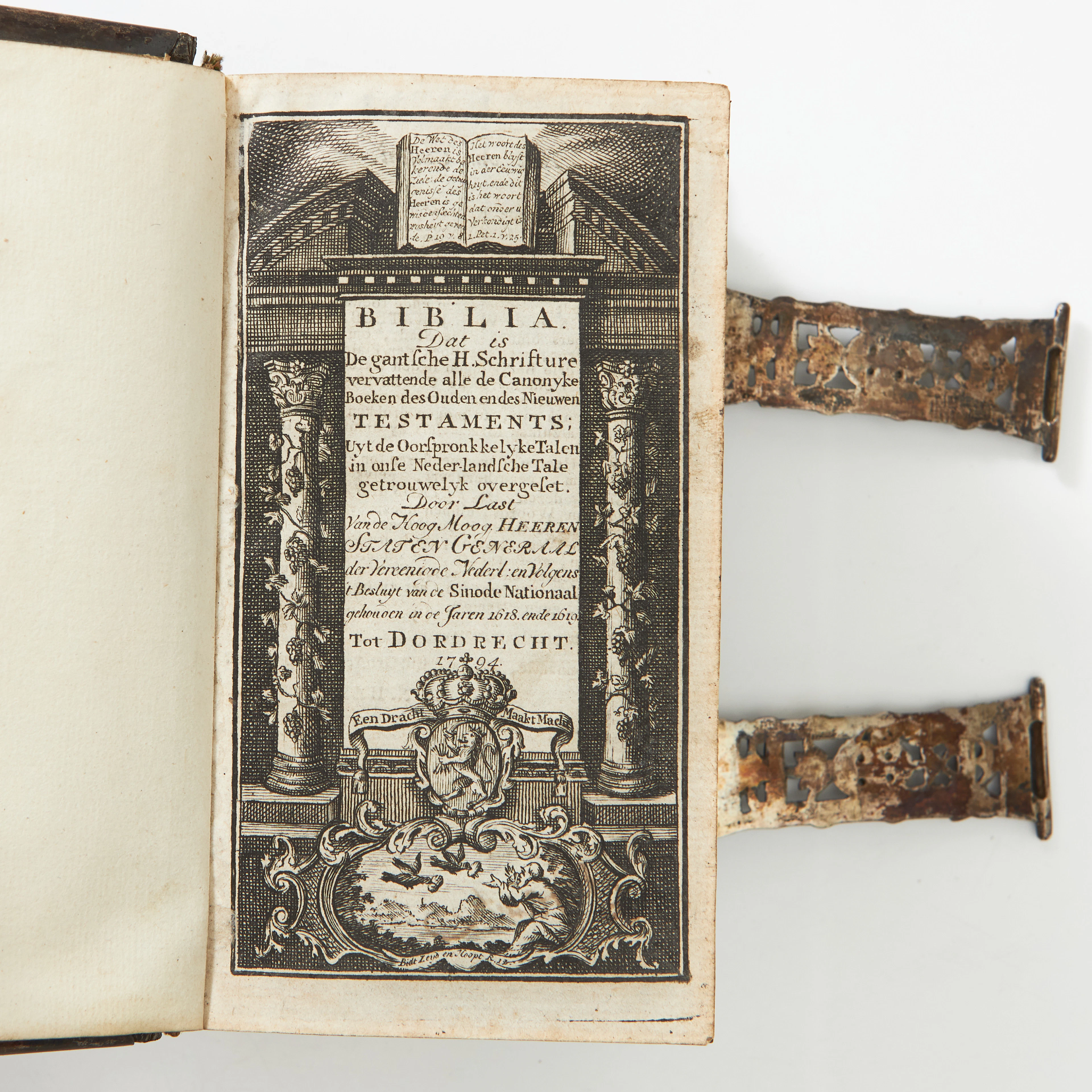HOLLÄNDSK SILVERSKODD BIBEL MED SPÄNNEN, 1794.
