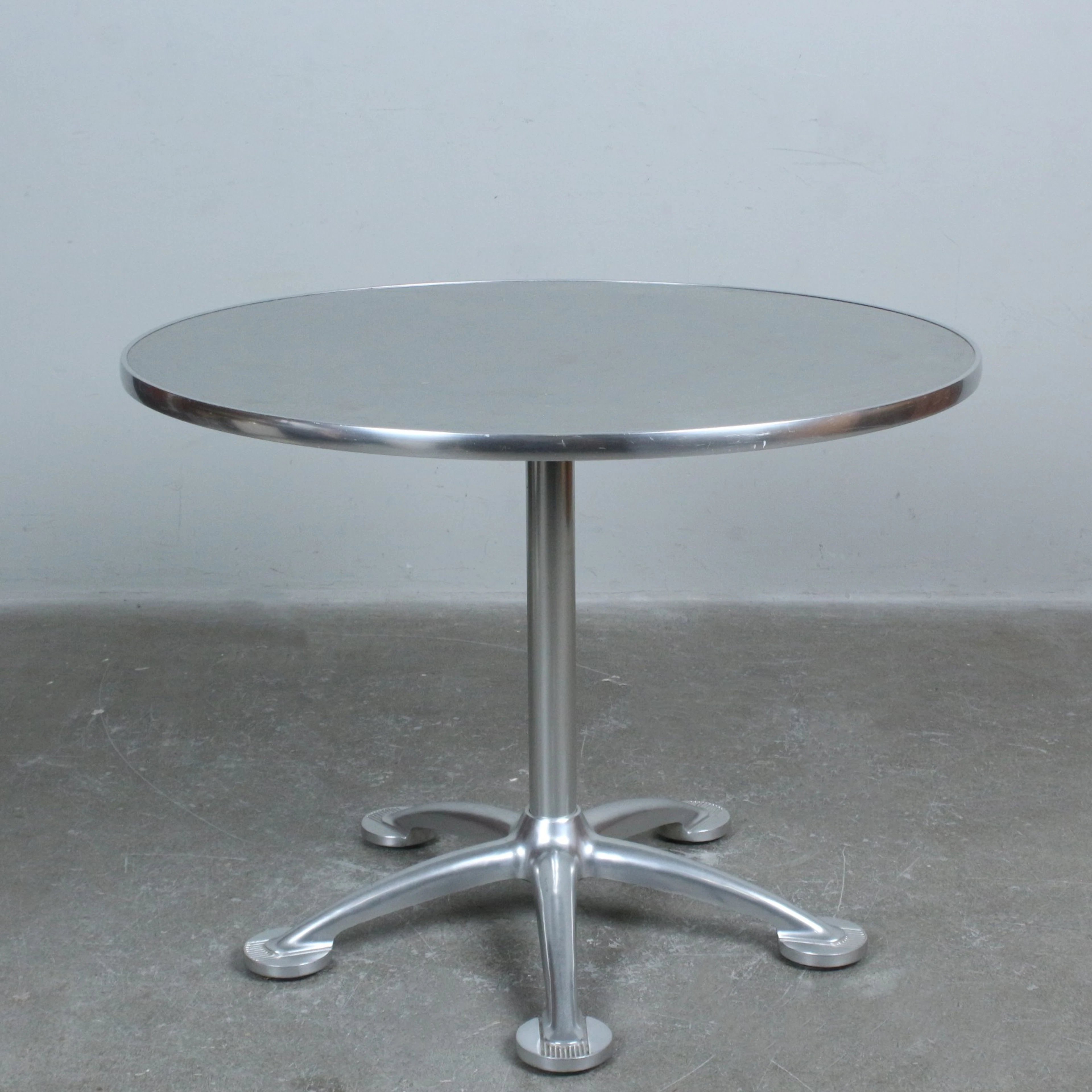 JORGE PENSI. Amat-3 für Knoll, Gartentisch/Bistrotisch, Modell 'Toldedo'