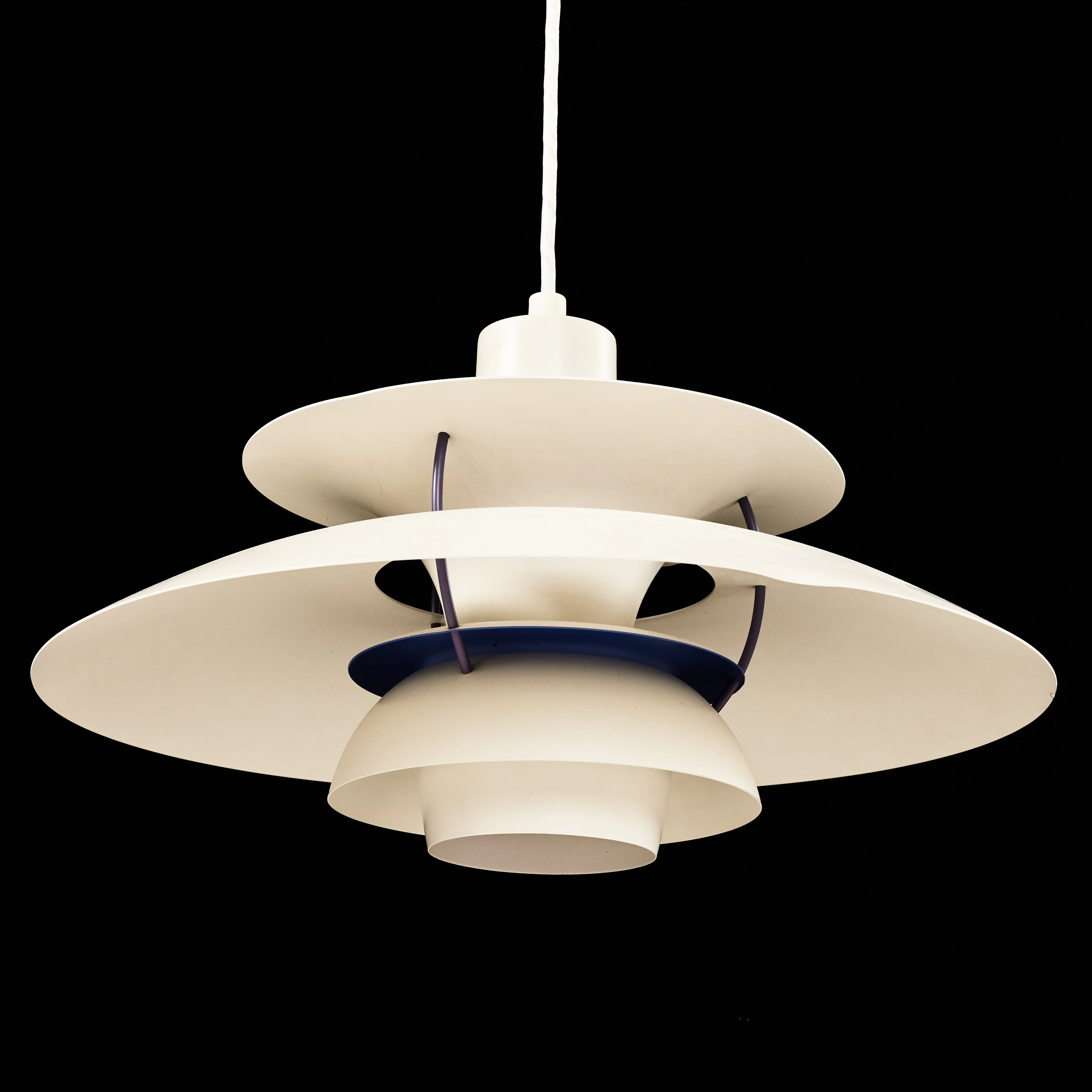 POUL HENNINGSEN. Taklampa / Pendel, "PH 5", för Louis Poulsen. Danmark.