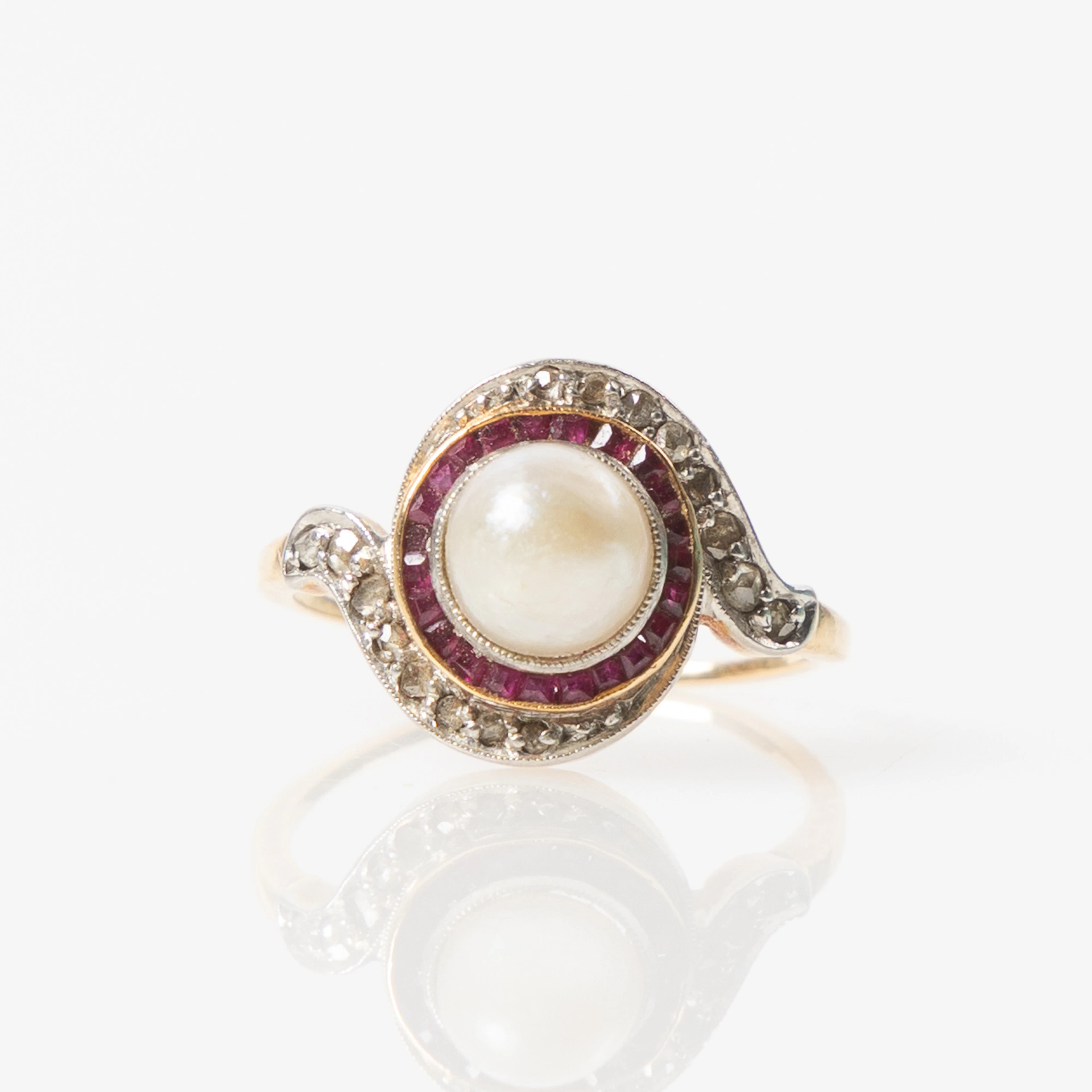 RING, 18K guld och platina med troligtvis orientalisk pärla, fasettslipade