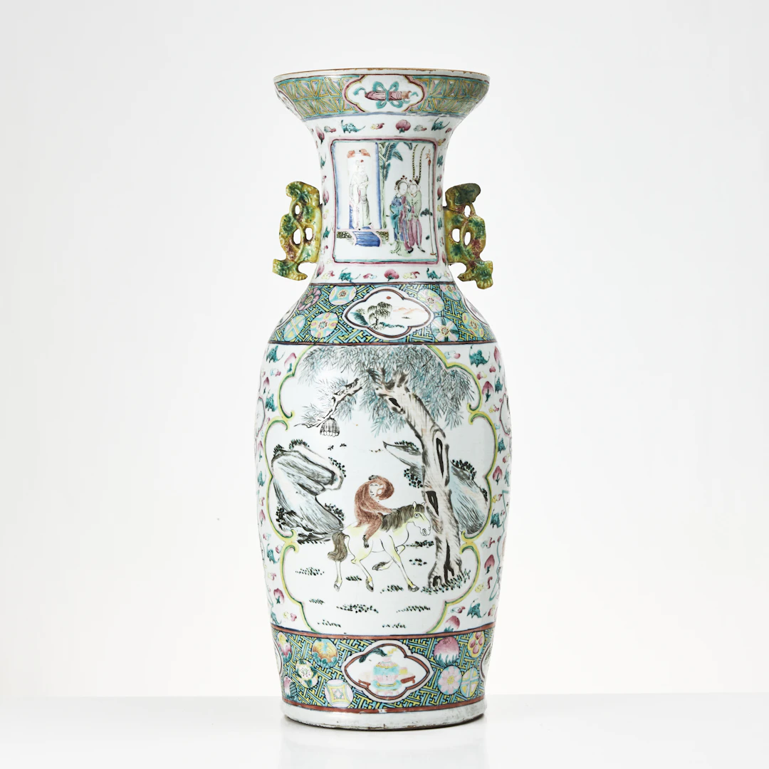GOLVVAS, porslin, Kina, 1900-talets början, balusterformad, med hänklar.