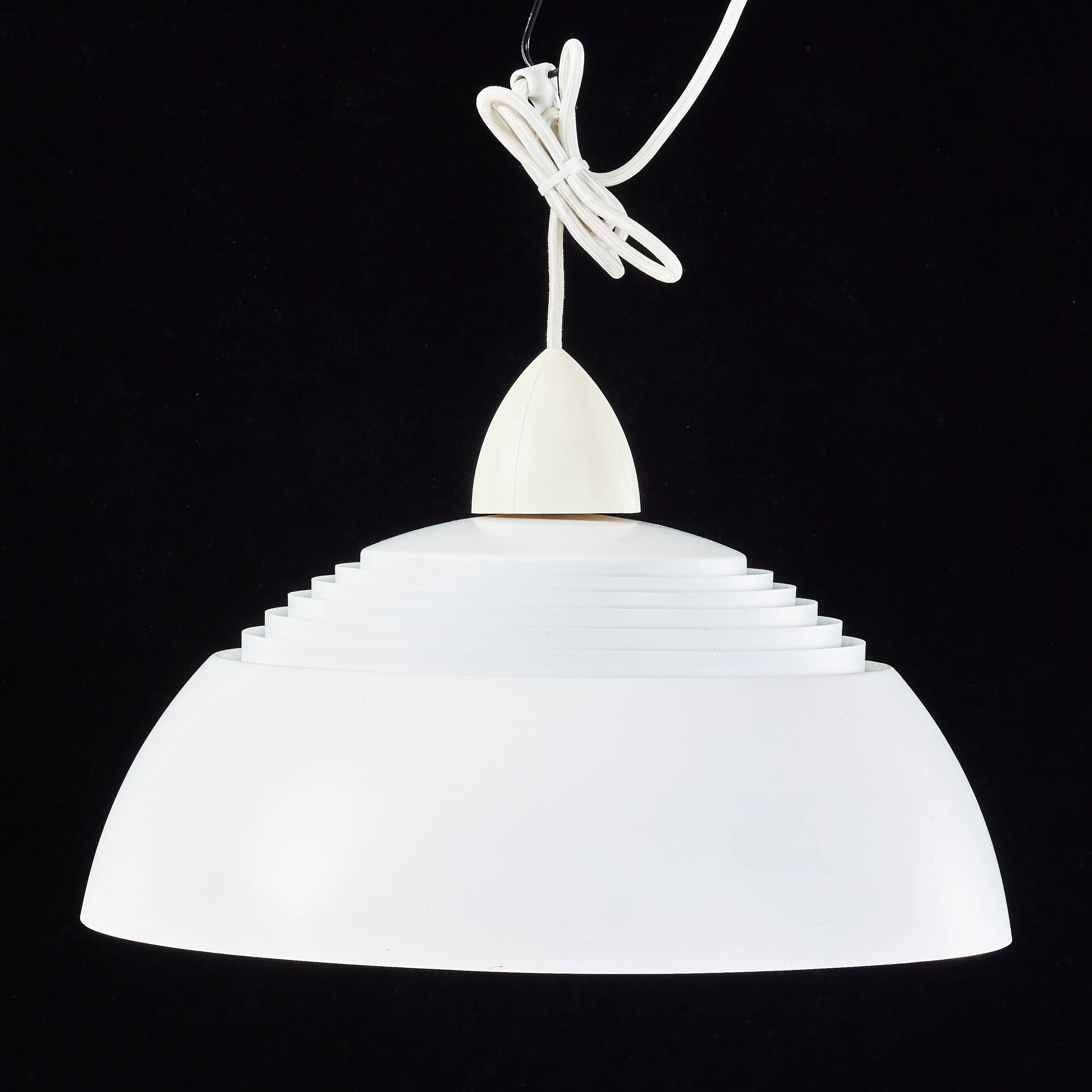 ARNE JACOBSEN. Taklampa, AJ Royal Pendel, för Louis Paulsen, Danmark