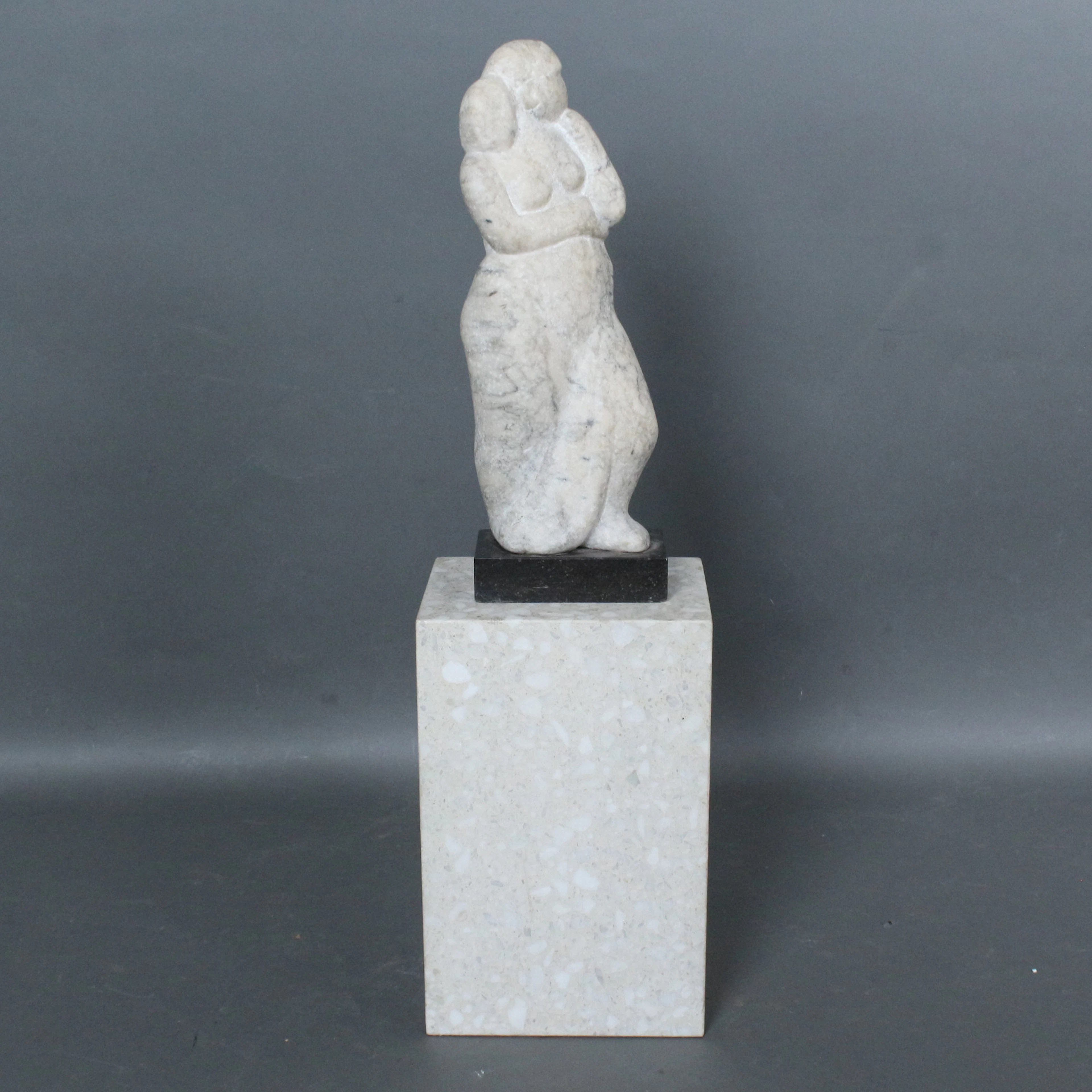 UNBEKANNTER KÜNSTLER. Marmorskulptur auf Sockel, '' Die Denkerin ''.