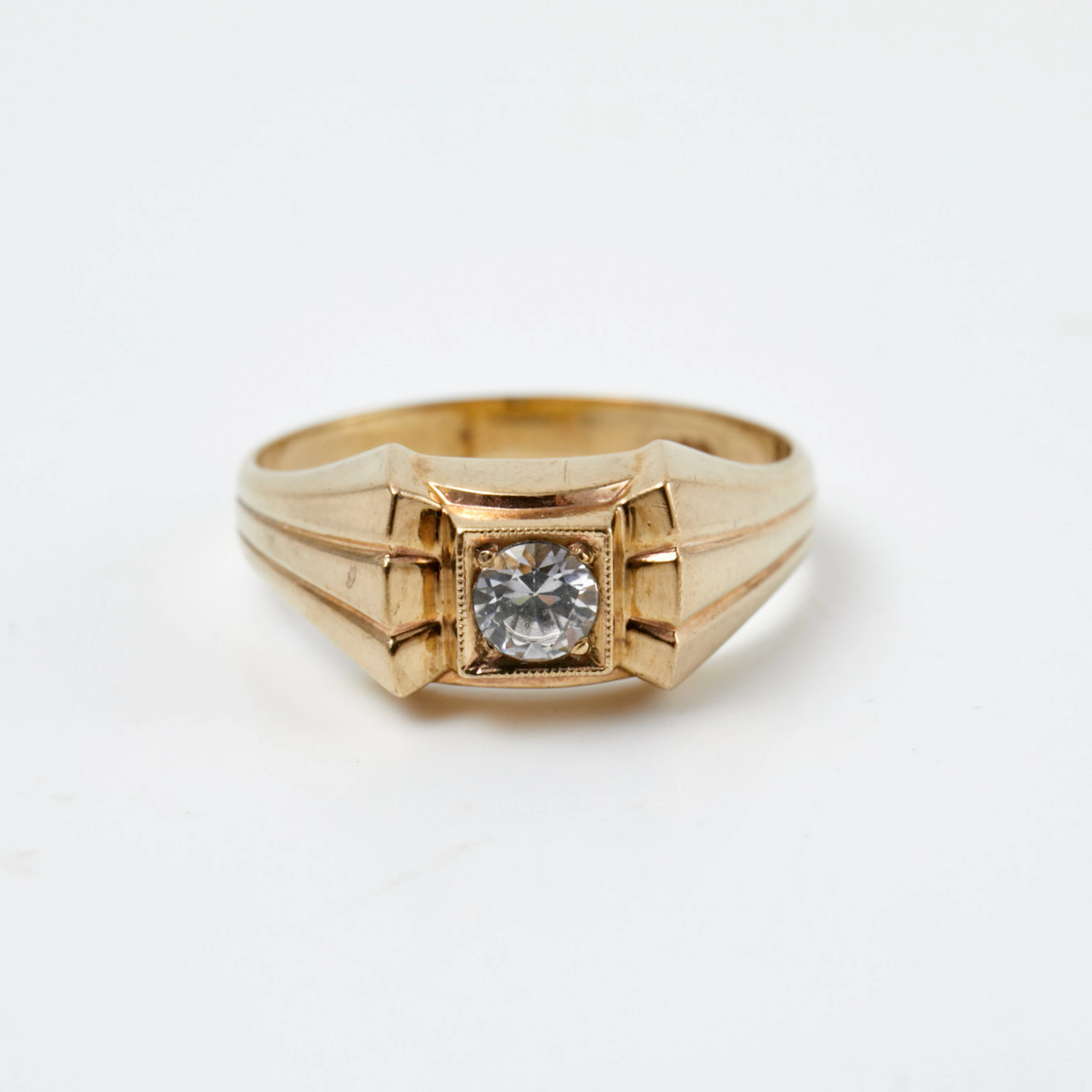 RING, 14 k guld, 1 fasettslipad syntetisk spinell, utländsk stämpel.