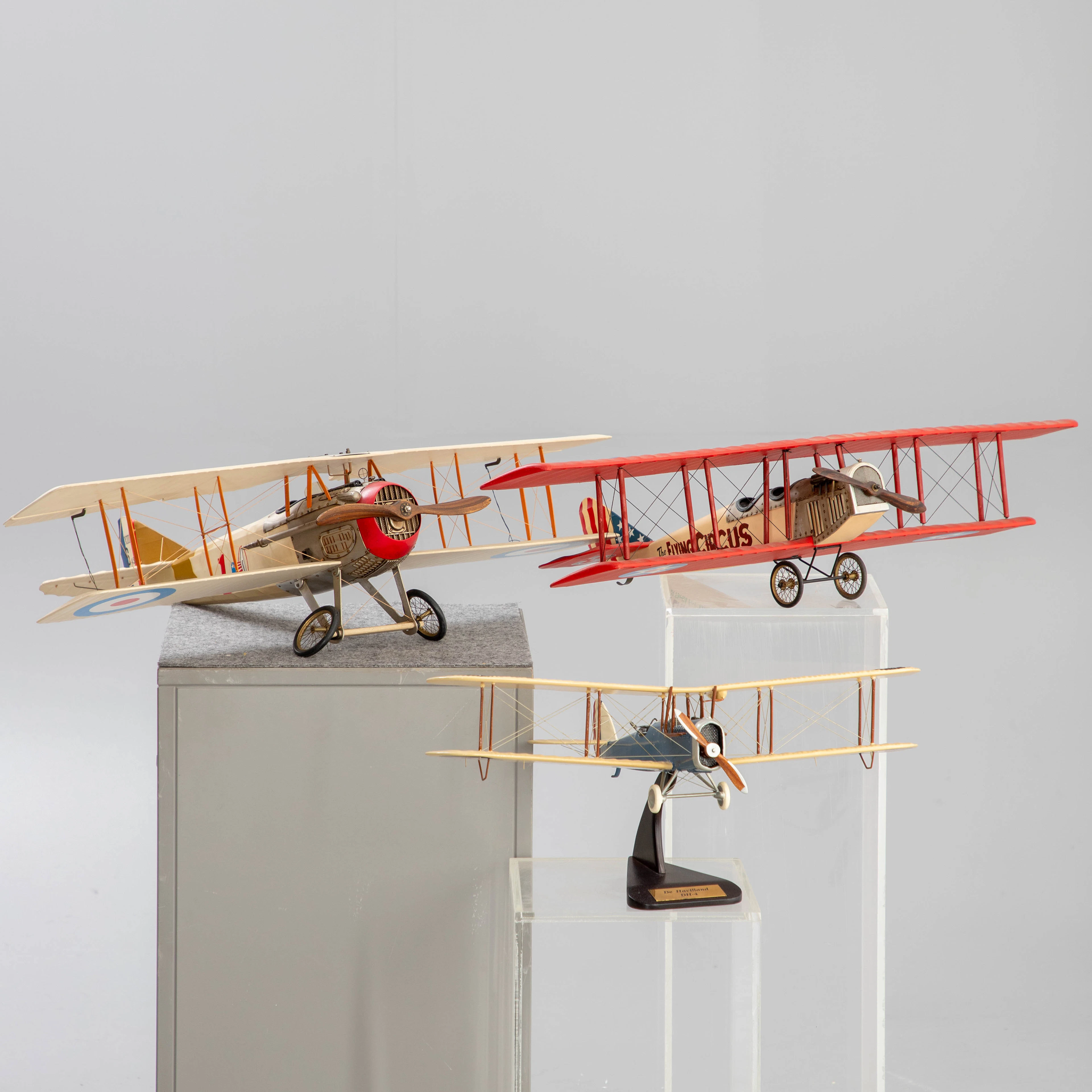 Drei Doppeldecker Flugzeugmodelle, u.a. De Havilland DH-4 u.a. (3).
