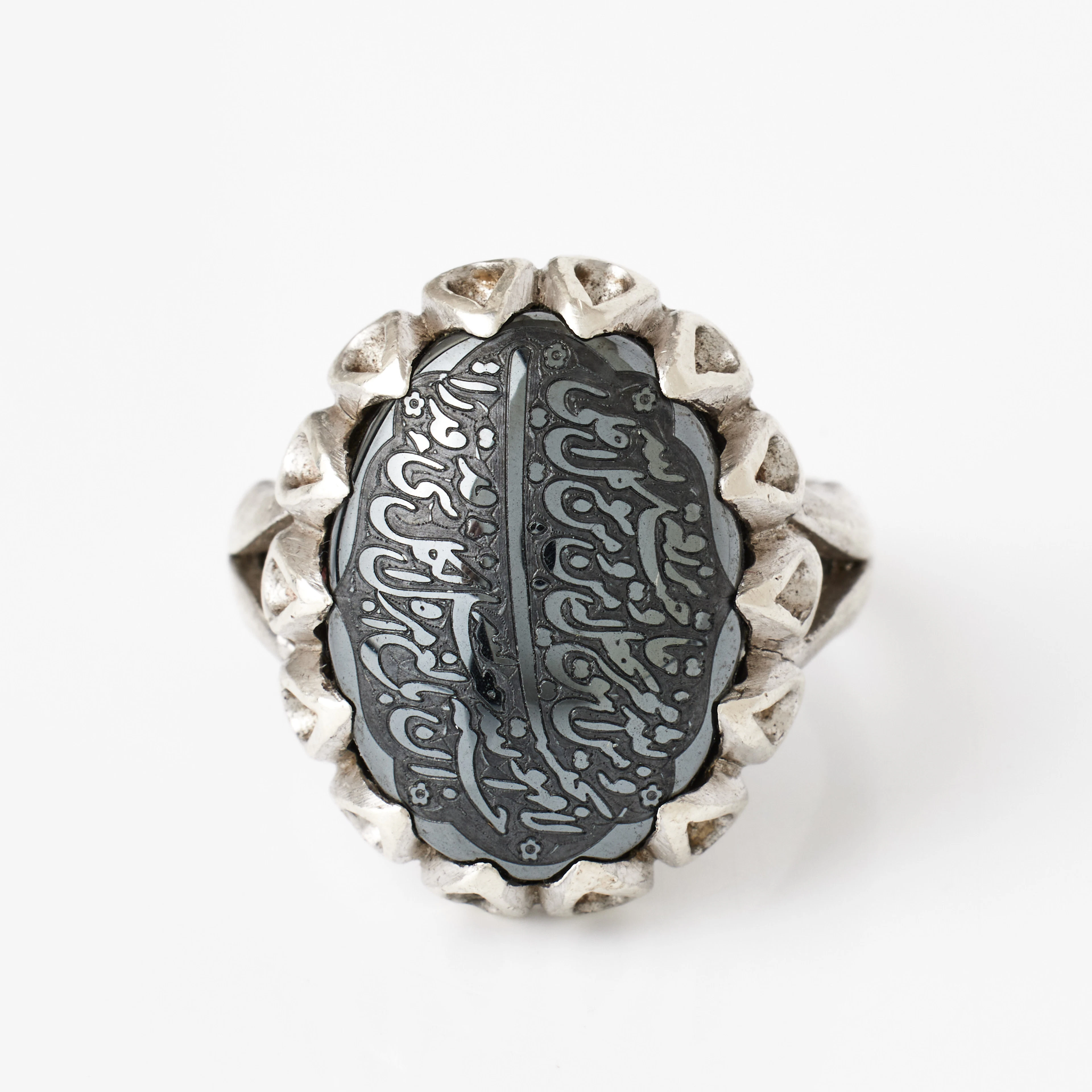 RING, silver, oval hematit med graverad arabisk text.