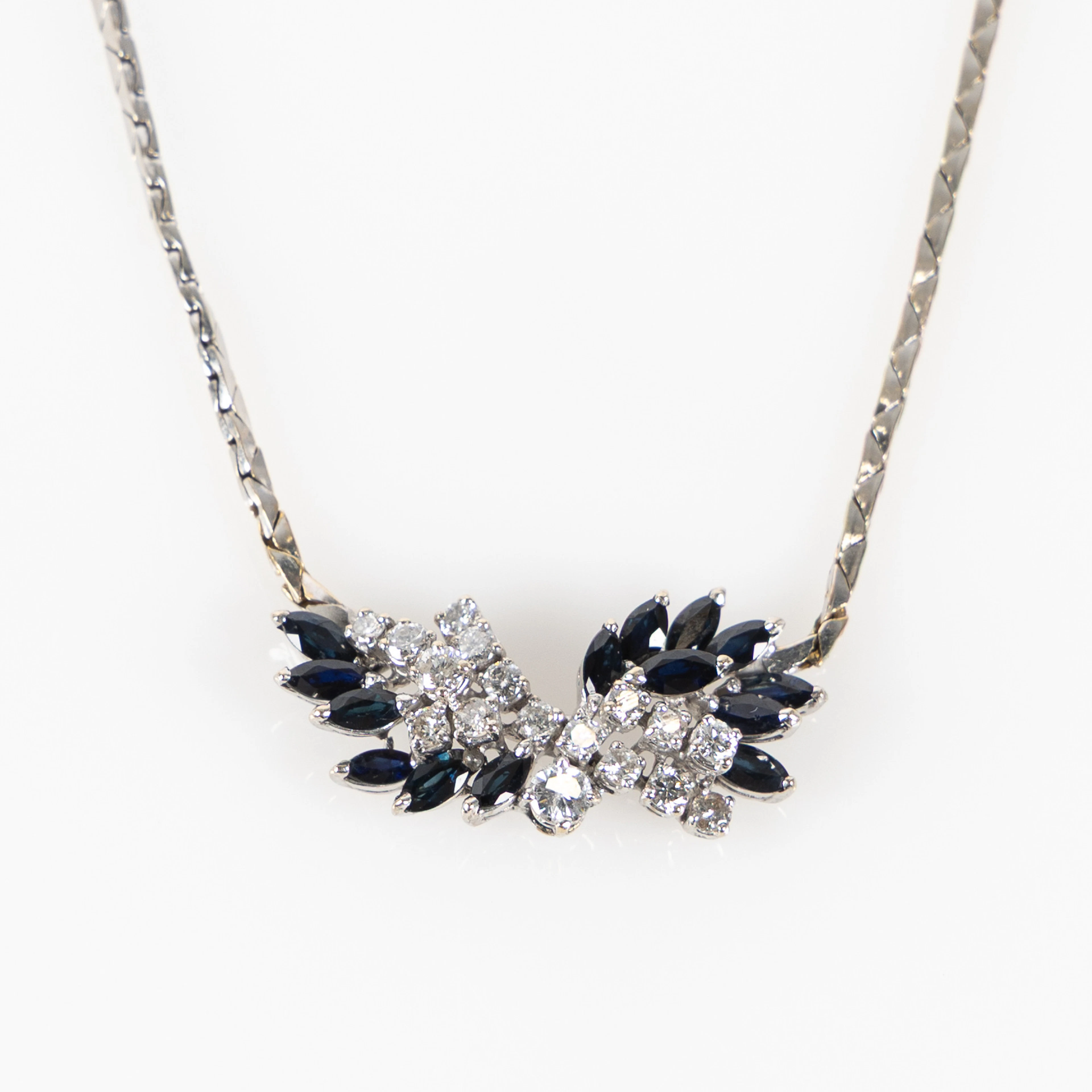 COLLIER, 18K vitguld med fasettslipade safirer och briljantslipade diamanter.