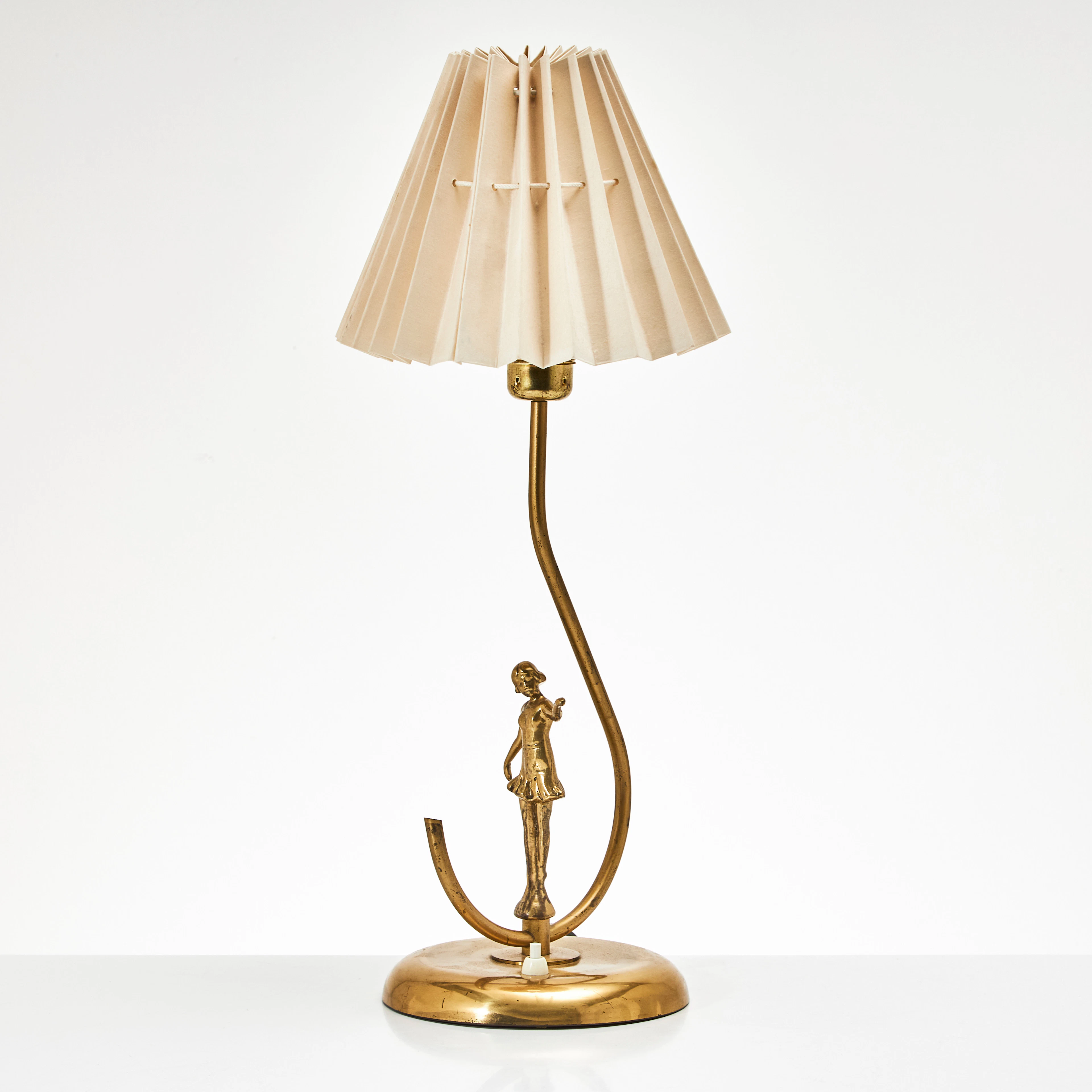 BORDSLAMPA, 1900-talets mitt, mässing, dekor i av ballerina.