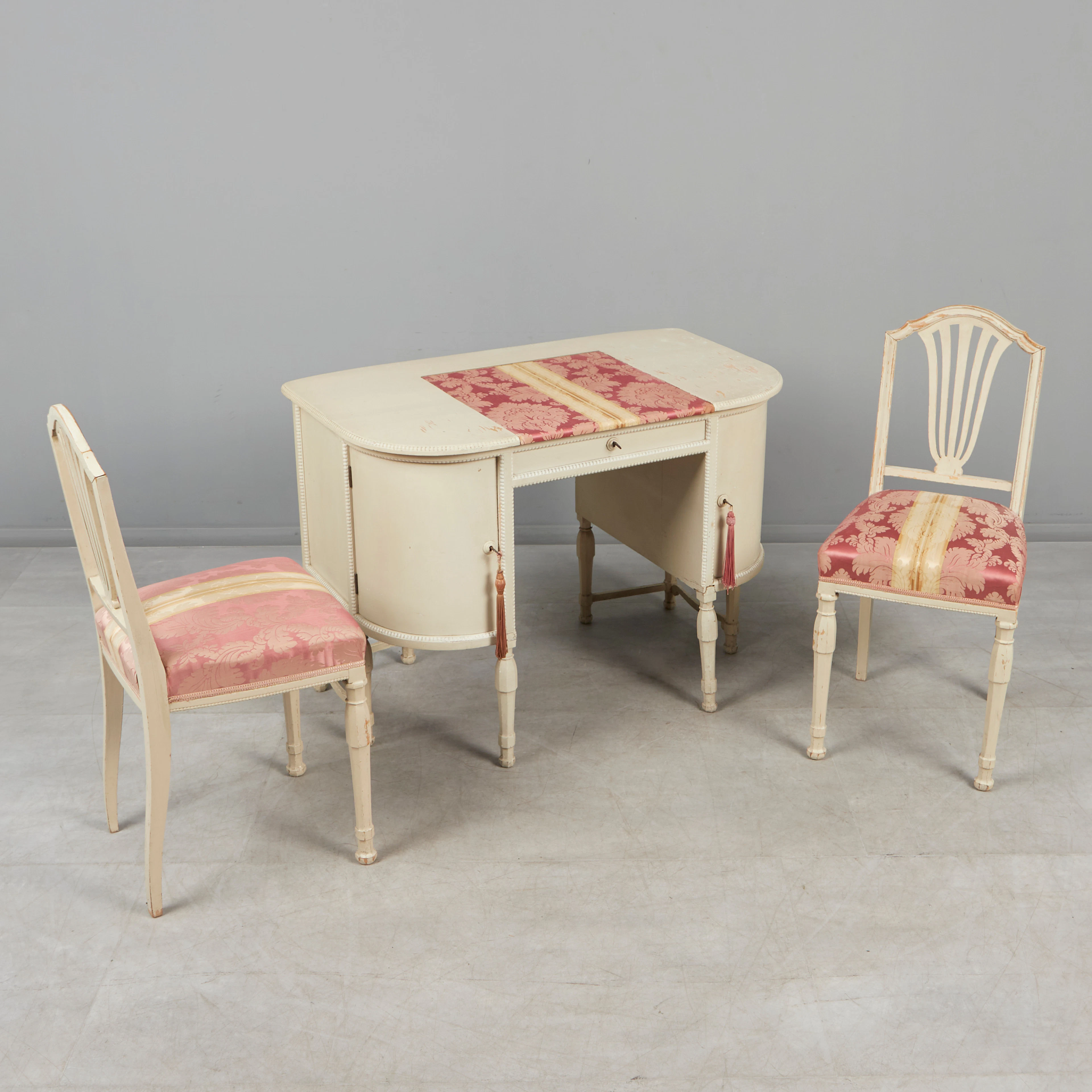 BIEDERMEIER Set Schreibtisch mit zwei Stühlen, Holz, Textil, 19. Jahrhundert.