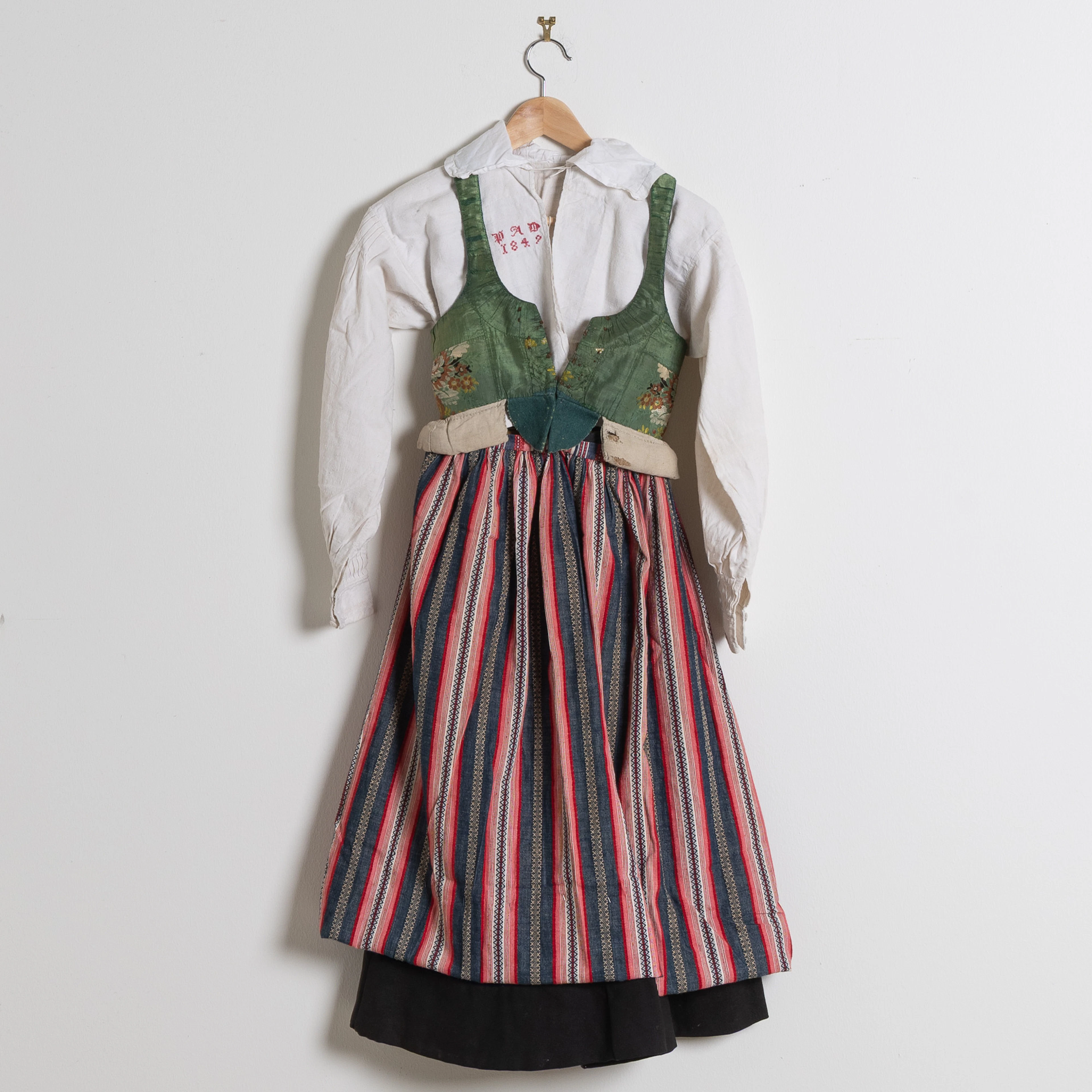 FOLKDRÄKT / HÄRADSDRÄKT, Bara / Torna härad, Skåne 1800-tal.