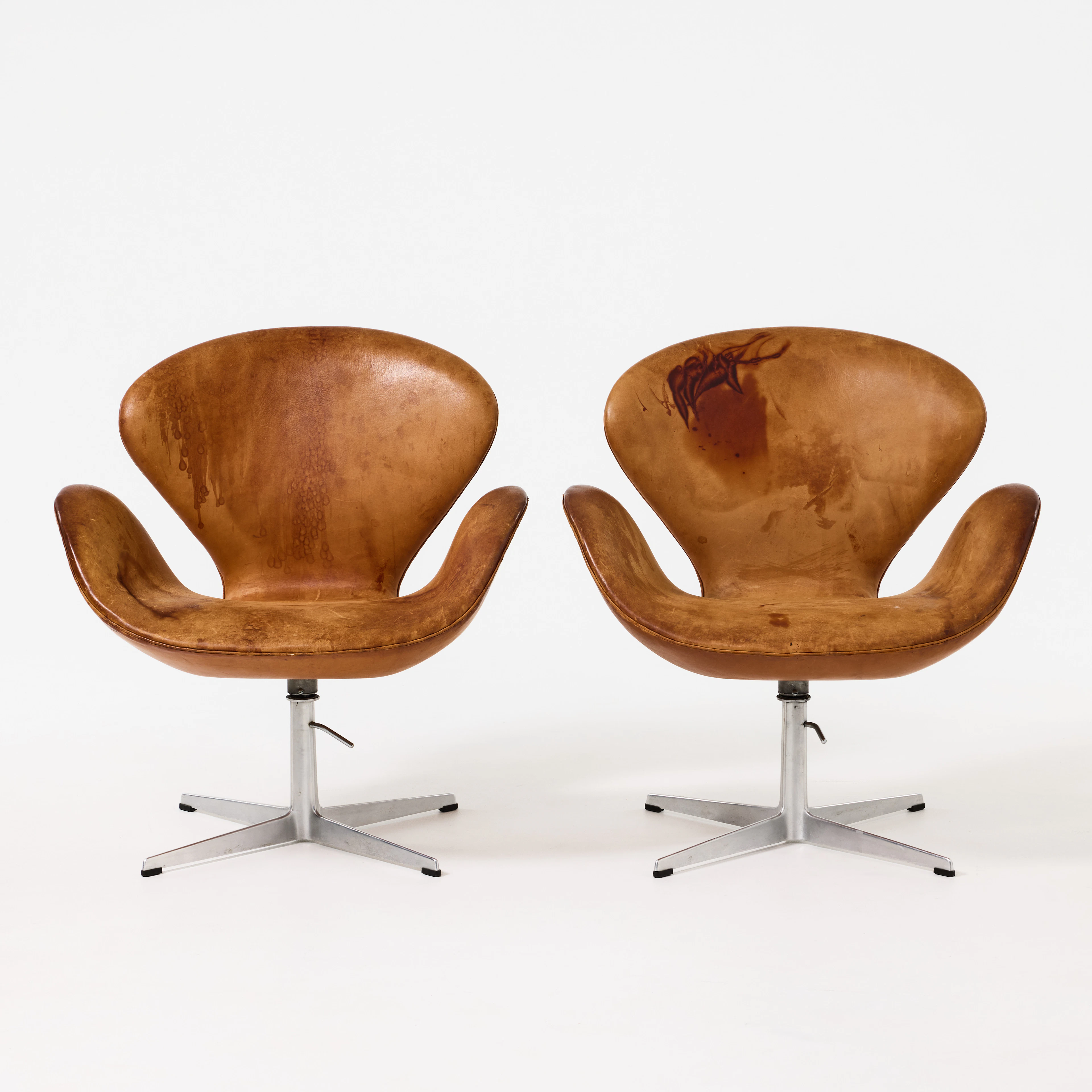 ARNE JACOBSEN. "Svanen", fåtöljer, ett par, Fritz Hansen, Danmark