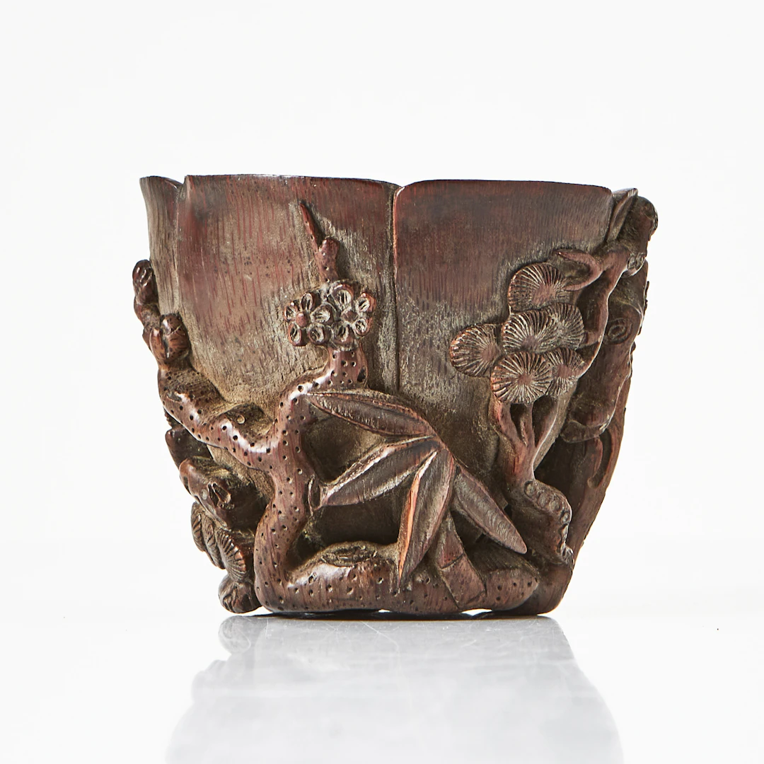 VINOFFERBÄGARE, bambu, Kina, omkr. 1900, dekor i hög relief föreställande