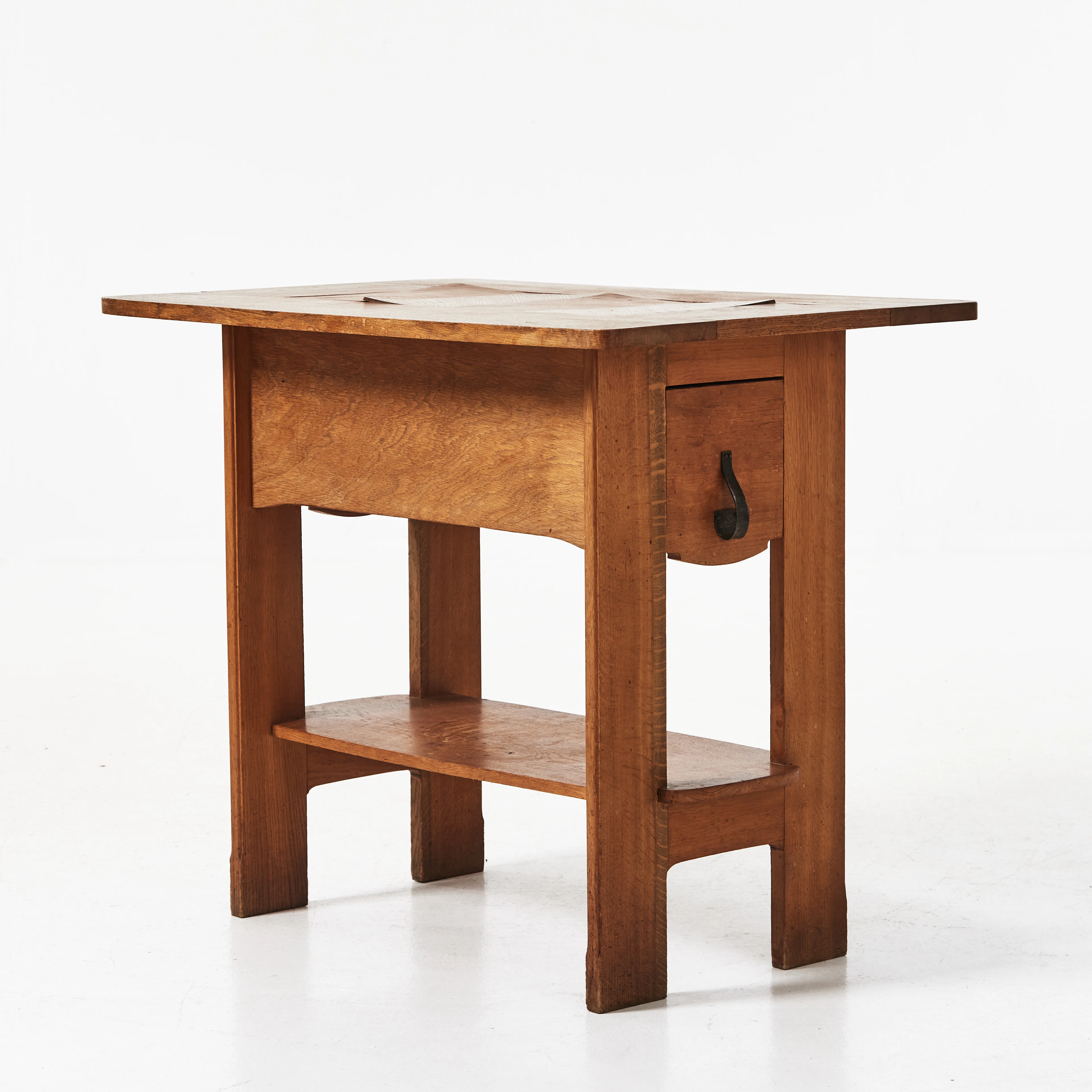AXEL LINDEGREN. Arvika, sideboard, jugend, ek, 2 lådor, smidesbeslag