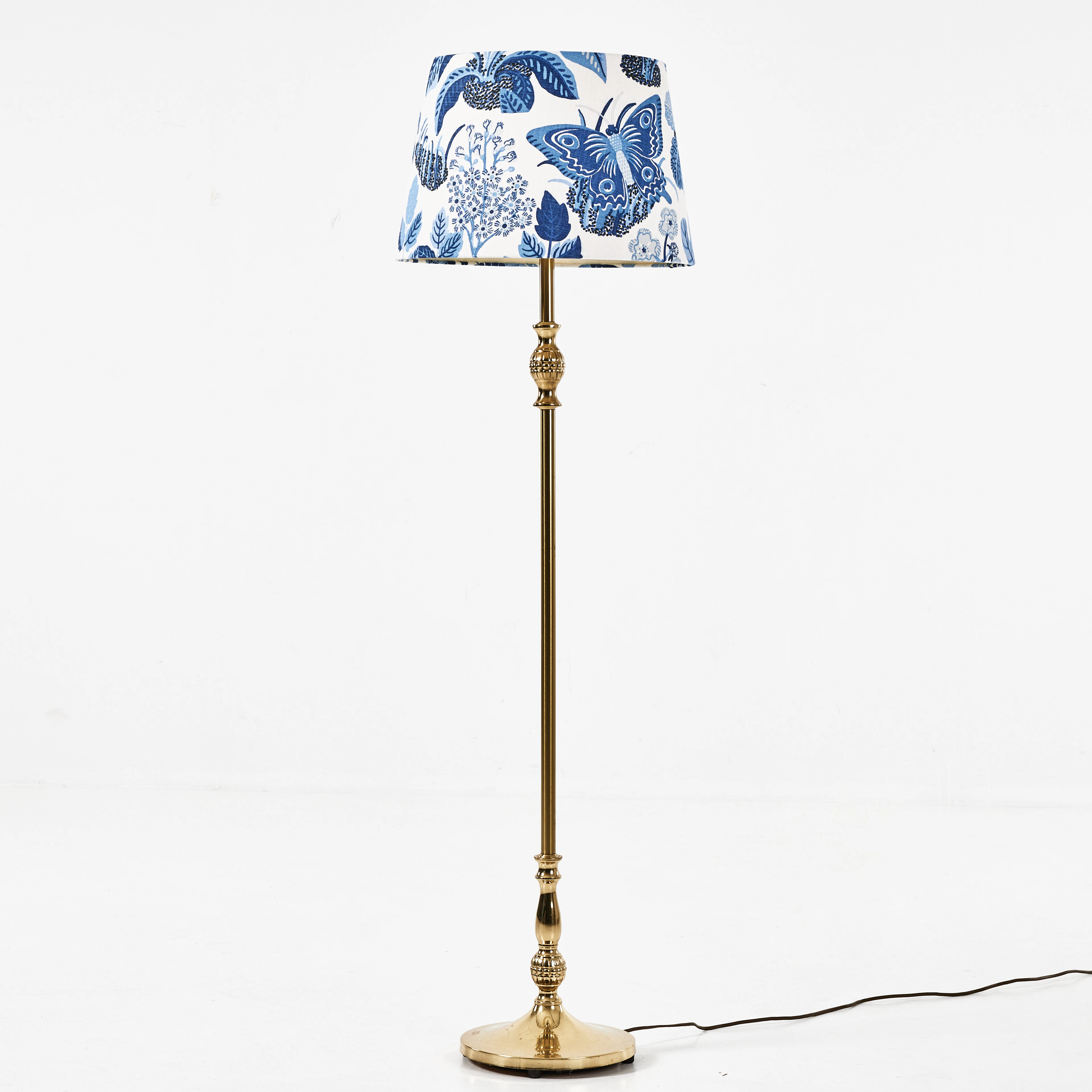 GOLVLAMPA, fot av mässing, skärm klädd i Josef Franks textil "Exotic
